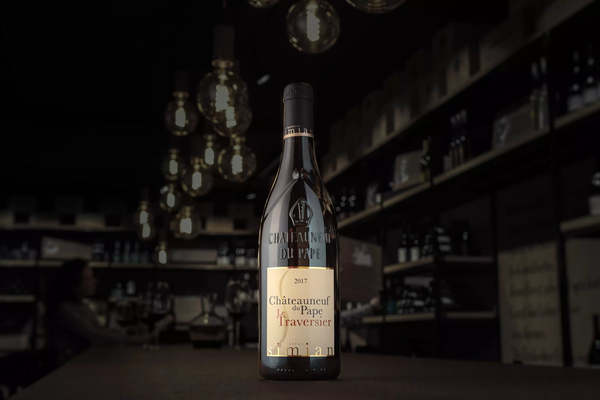 Châteauneuf du Pape vom Château Simian auf dem Tisch in der dunklen Vinothek Hauser.
