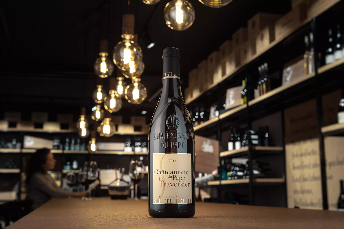 Châteauneuf du Pape Le Traversier vom Chateau Simian auf dem Tisch im Fokus in der Vinothek Hauser.