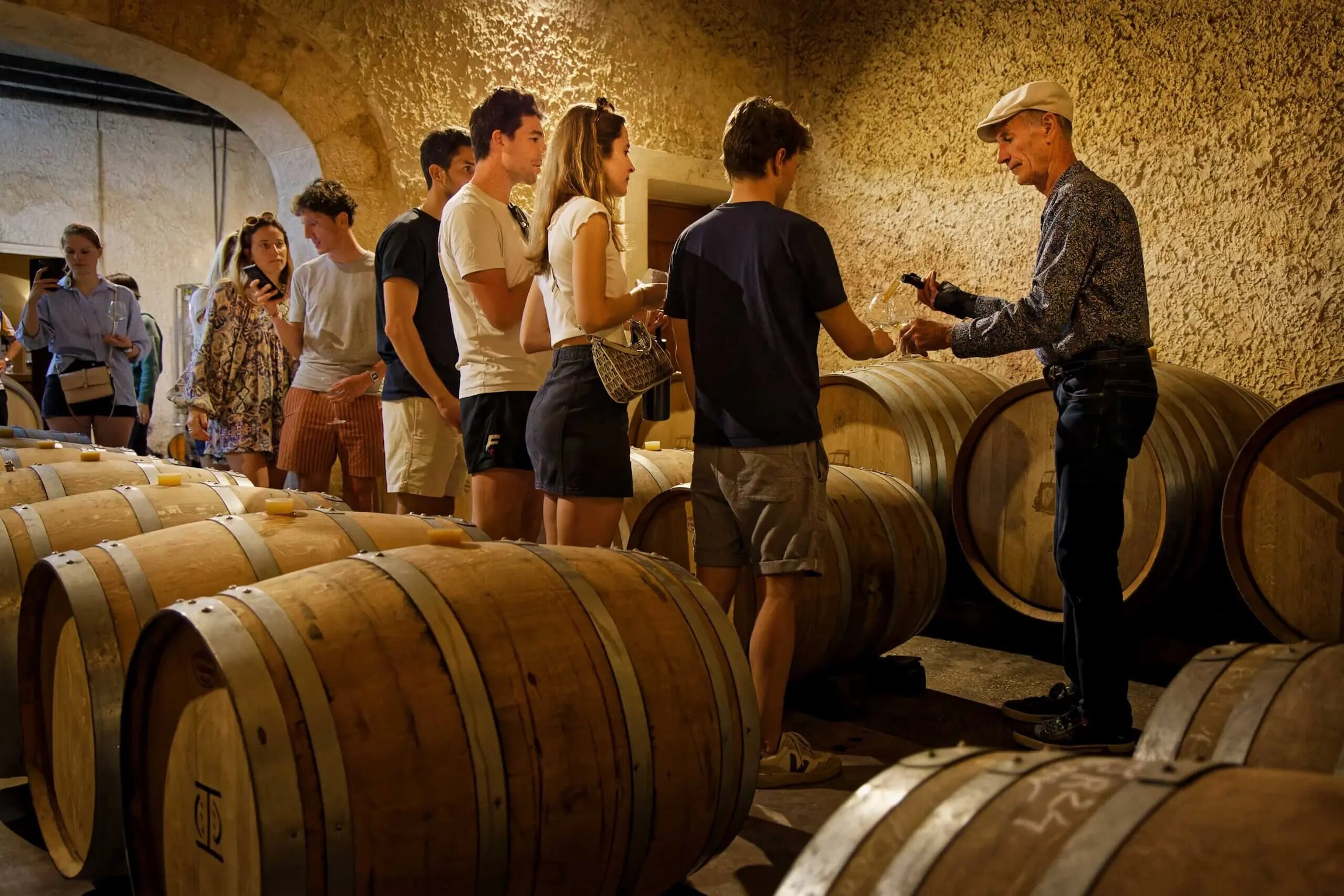 Führung und Degustation im Keller des Château Simian.