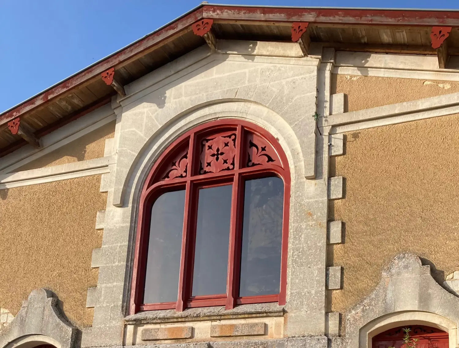Château l'Escarderie von aussen mit dem Fenster, dass auch auf den Etiketten ist.