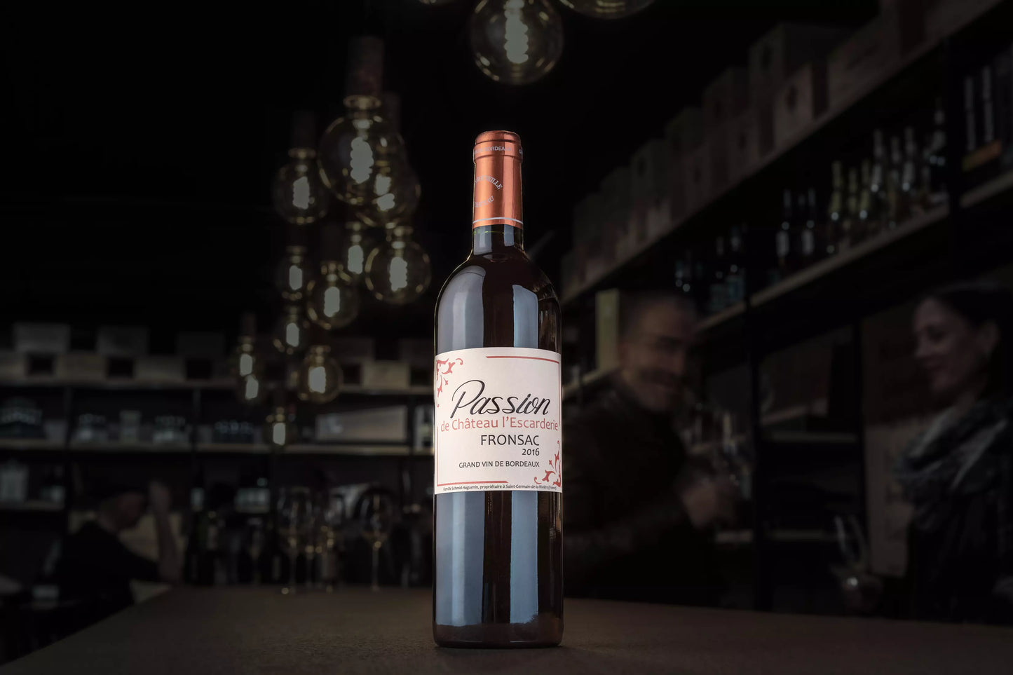 Passion de Château l'Escarderie auf dem Tisch in der dunklen Vinothek Hauser.