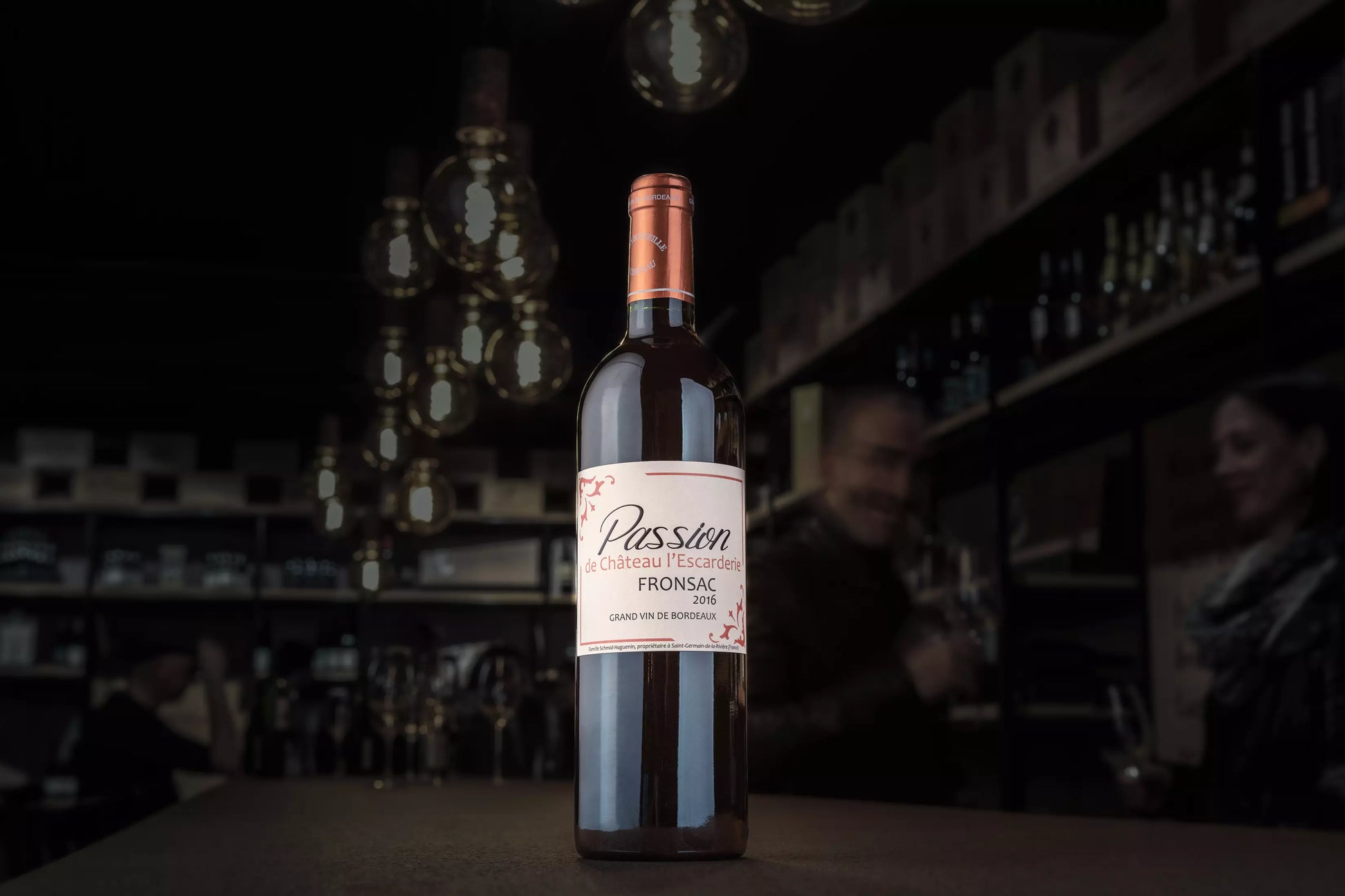 Passion de Château l'Escarderie auf dem Tisch in der dunklen Vinothek Hauser.