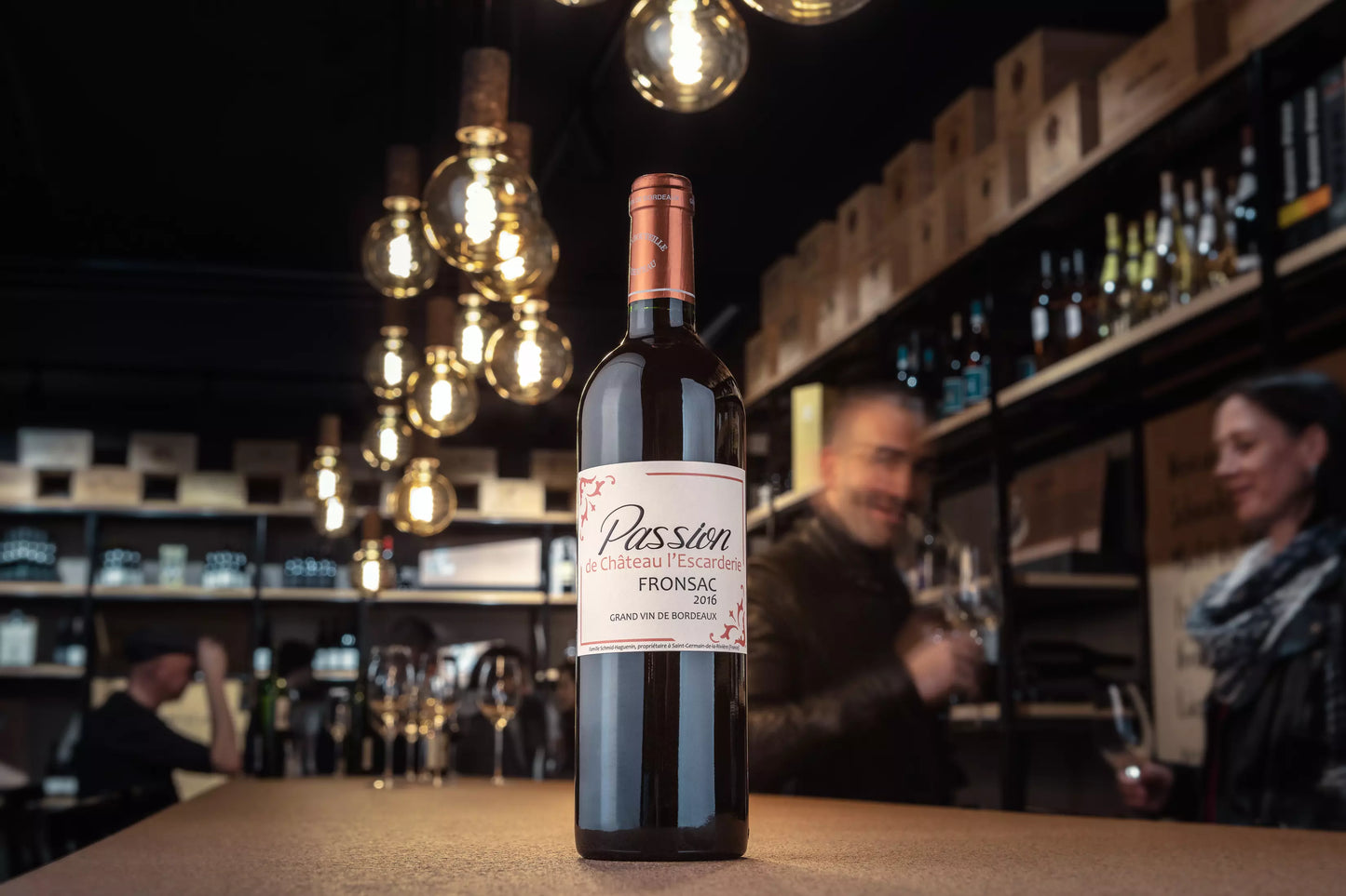 Passion de Château l'Escarderie auf dem Tisch in der Vinothek Hauser mit Gästen.
