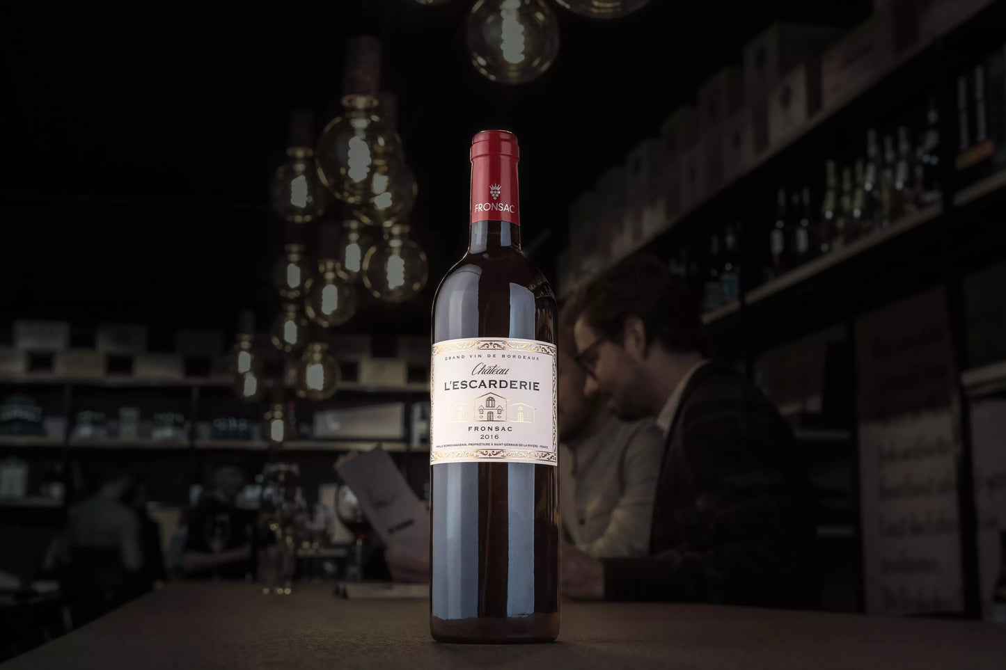 Château l'Escarderie auf dem Tisch in der Vinothek Hauser bei gedimmten Licht.