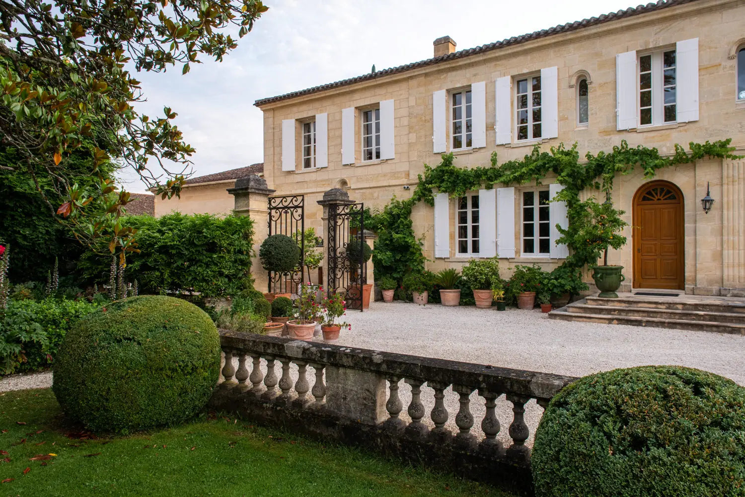 Aussenaufnahme von Château Canon-la-Gaffelière in Saint-Émilion in Bordeaux.