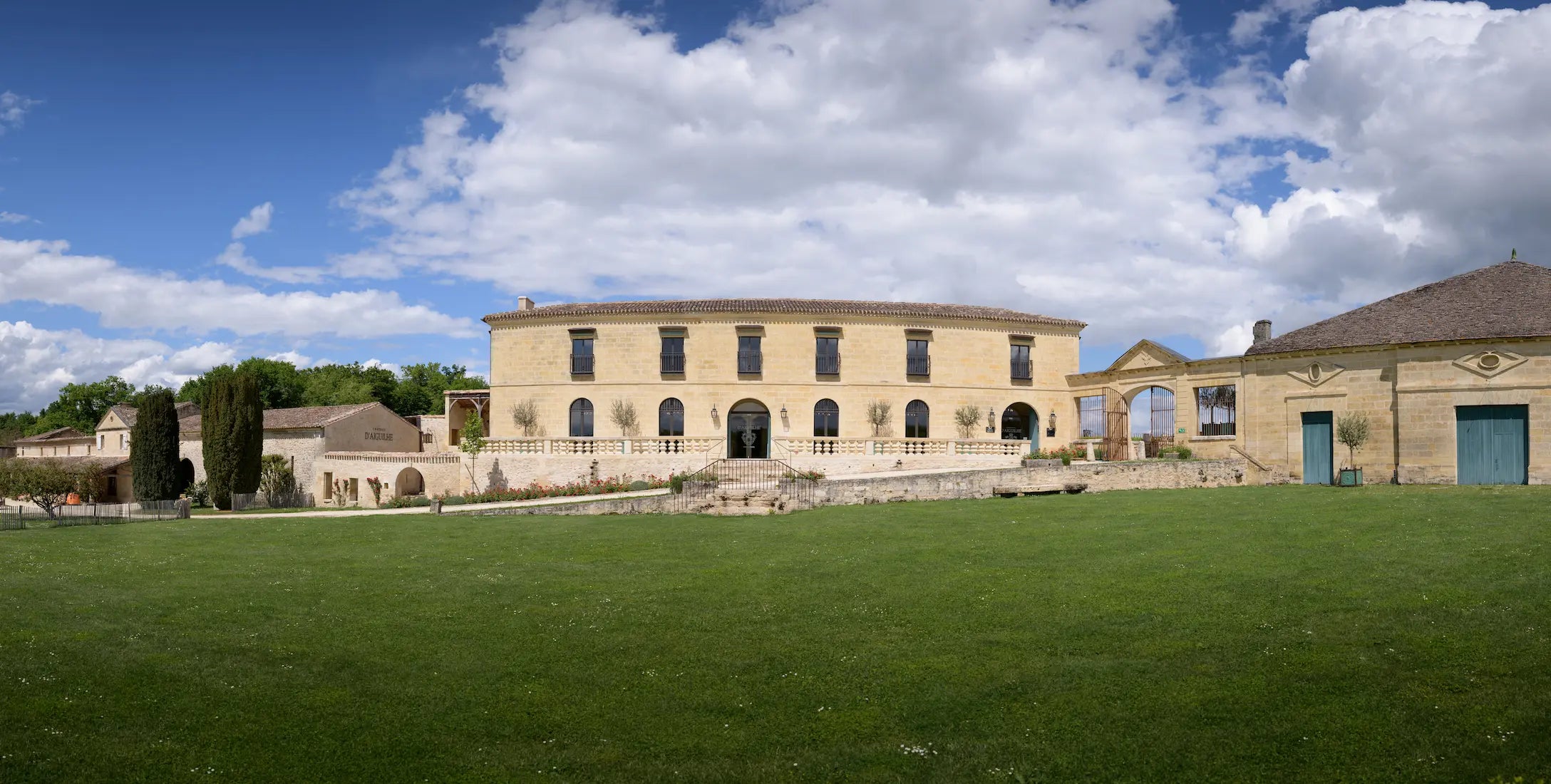 Château d'Aiguilhe mit einer Wiese davor.