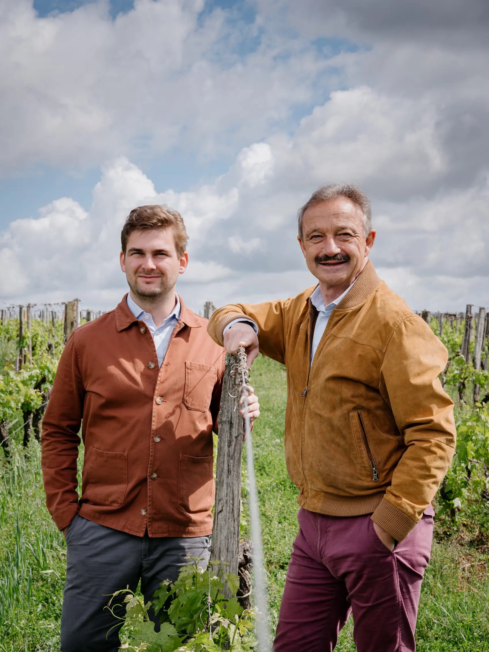 Stephan von Neipperg mit seinem Sohn in den Rebbergen von Château d'Aiguilhe.