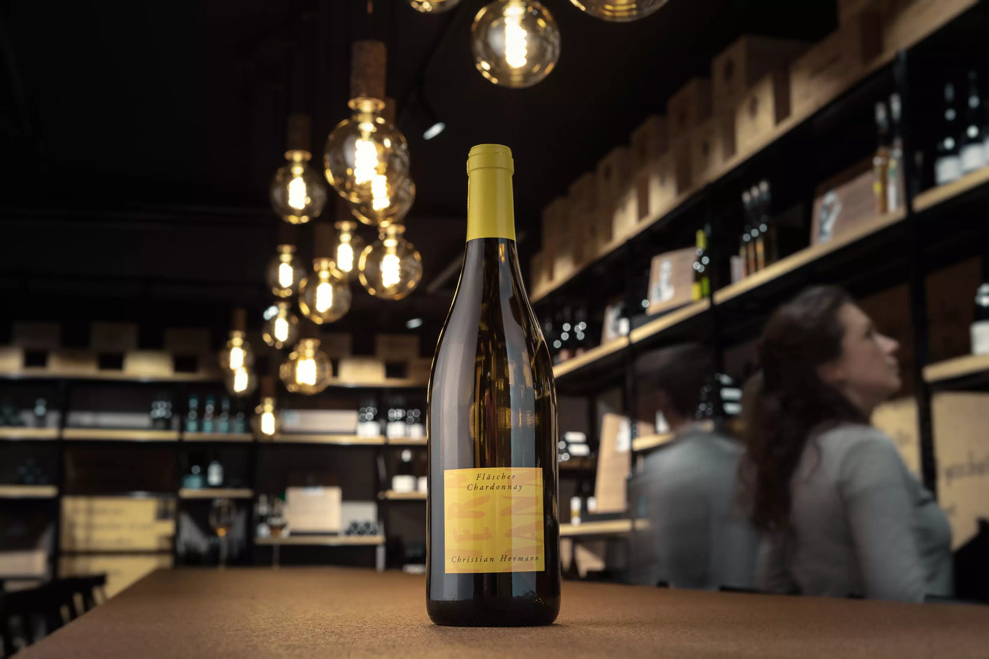Fläscher Chardonnay von Christian Hermann aus der Bündner Herrschaft auf dem Tisch in der Vinothek Hauser.