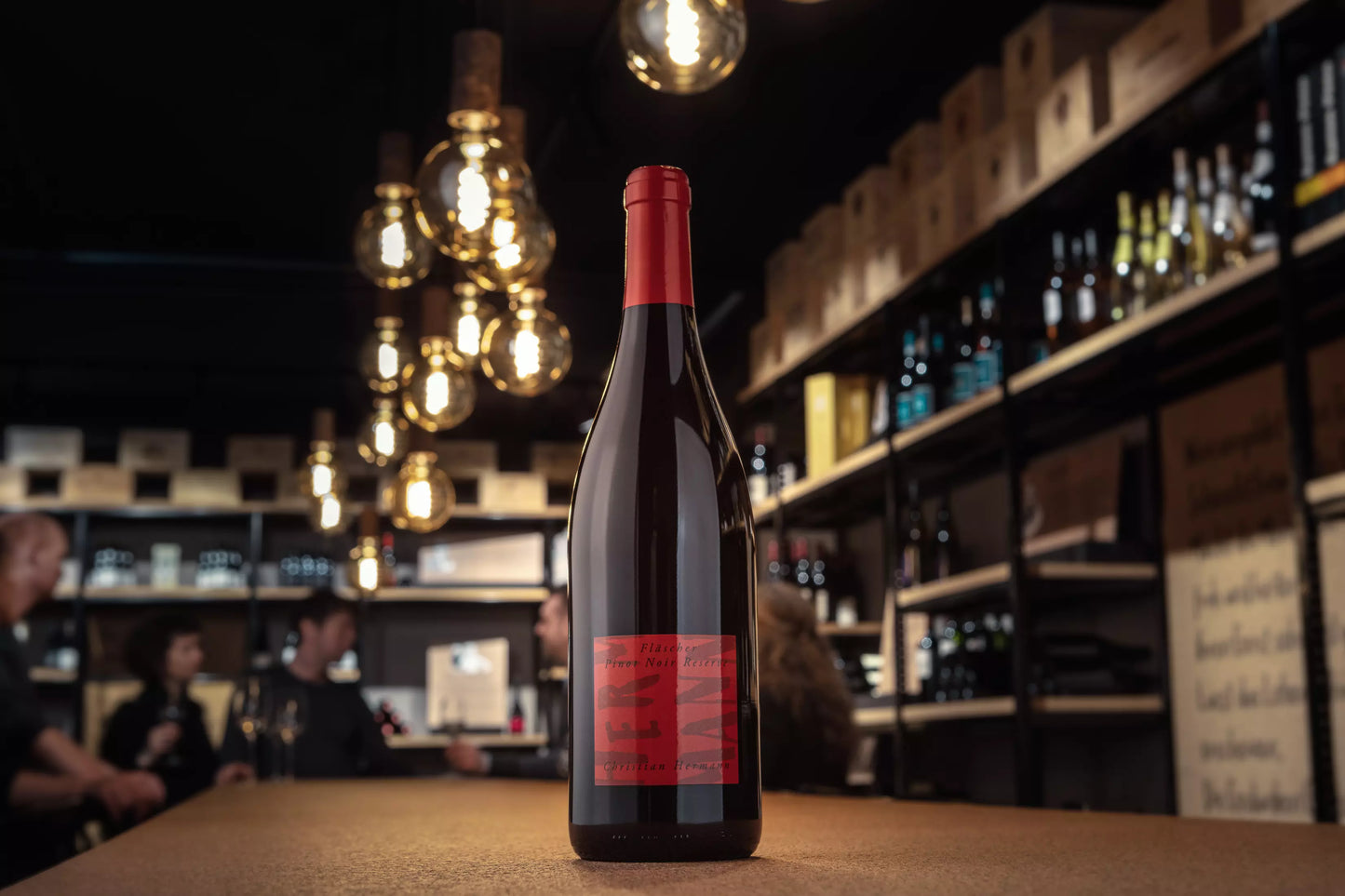 Fläscher Pinot Noir Reserve von Christian Hermann aus der Bündner Herrschaft auf dem Tisch in der Vinothek Hauser.
