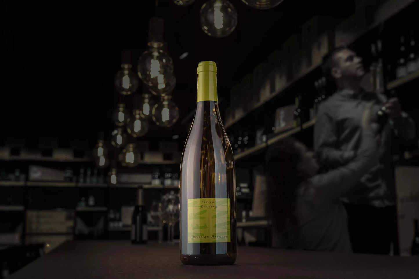 Fläscher Riesling von Christian Hermann auf dem Tisch in der dunklen Vinothek Hauser.