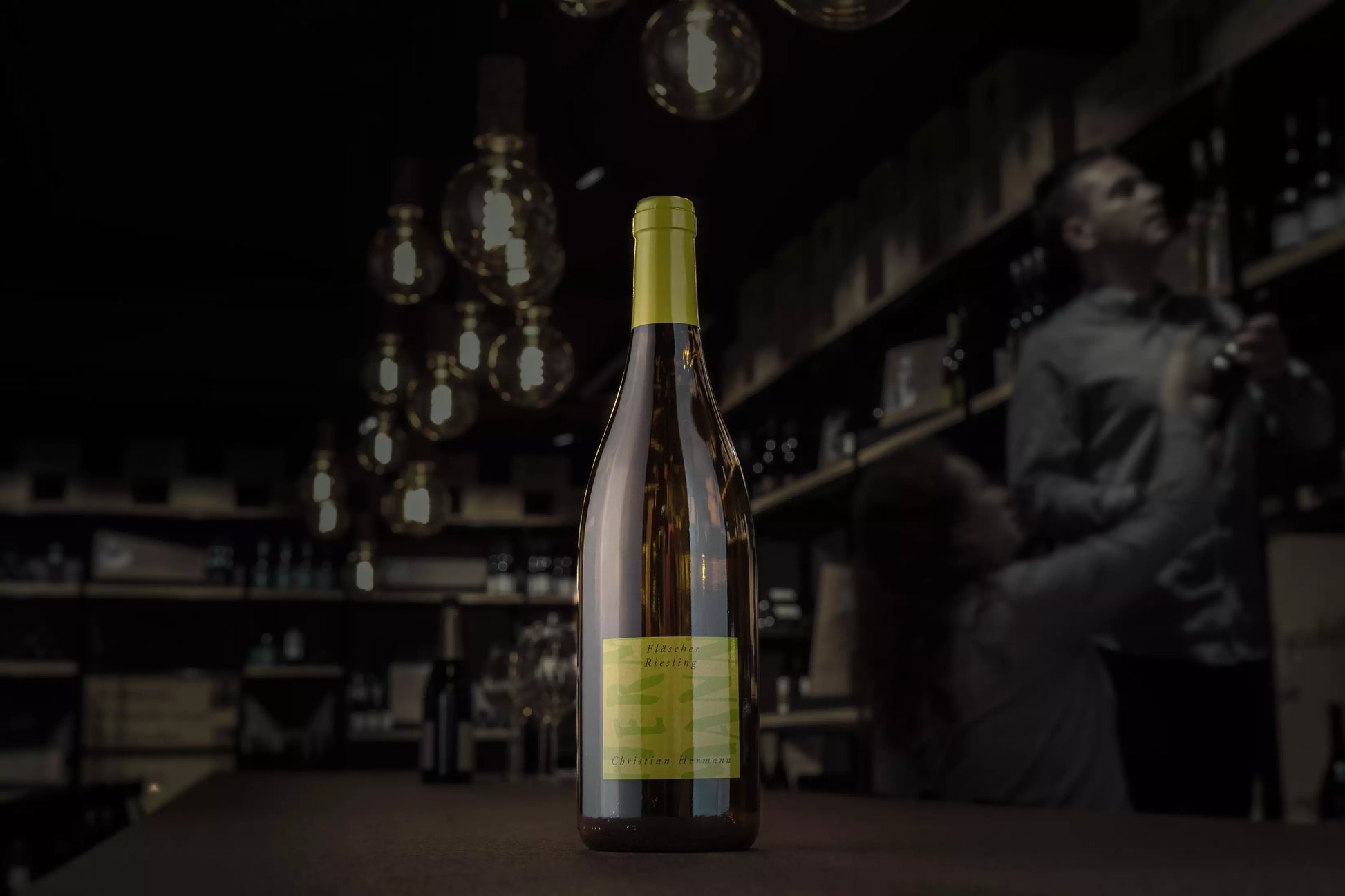 Fläscher Riesling von Christian Hermann auf dem Tisch in der dunklen Vinothek Hauser.