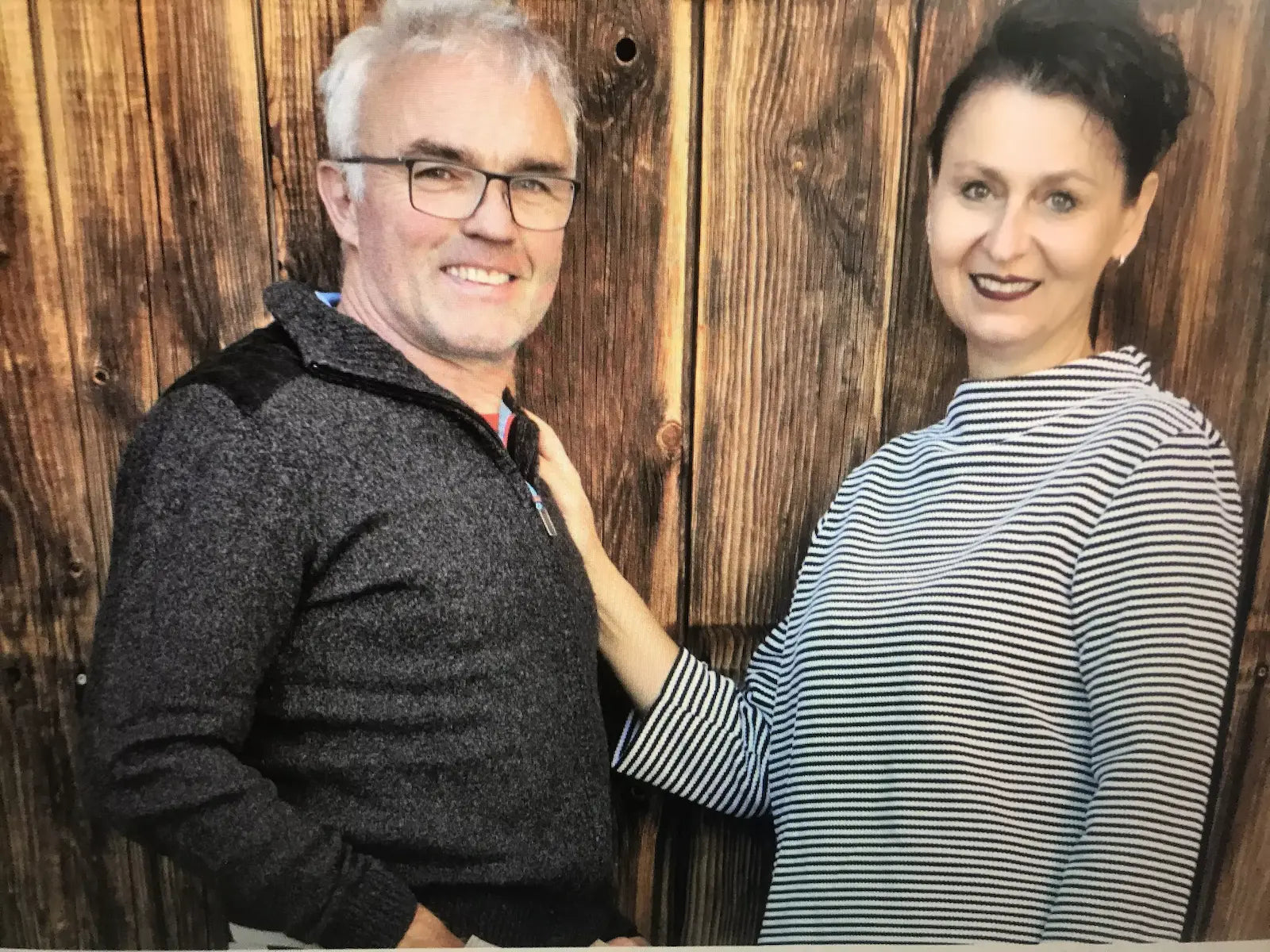 Christian Hermann und Silvie vor ihrem Tor in der Bündner Herrschaft.