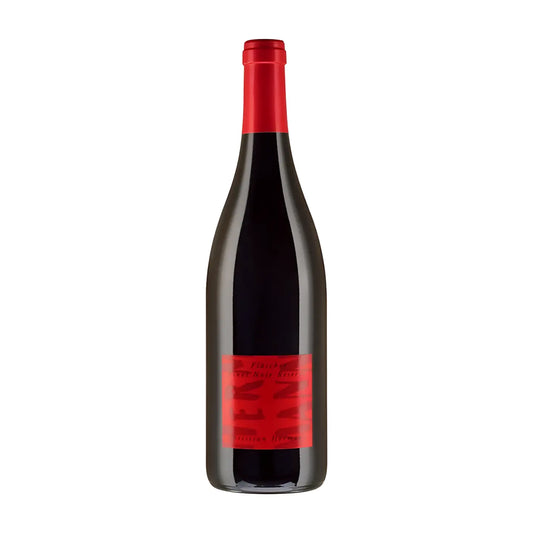 Fläscher Pinot Noir Reserve von Christian Hermann freigestellt mit weissem Hintergrund.