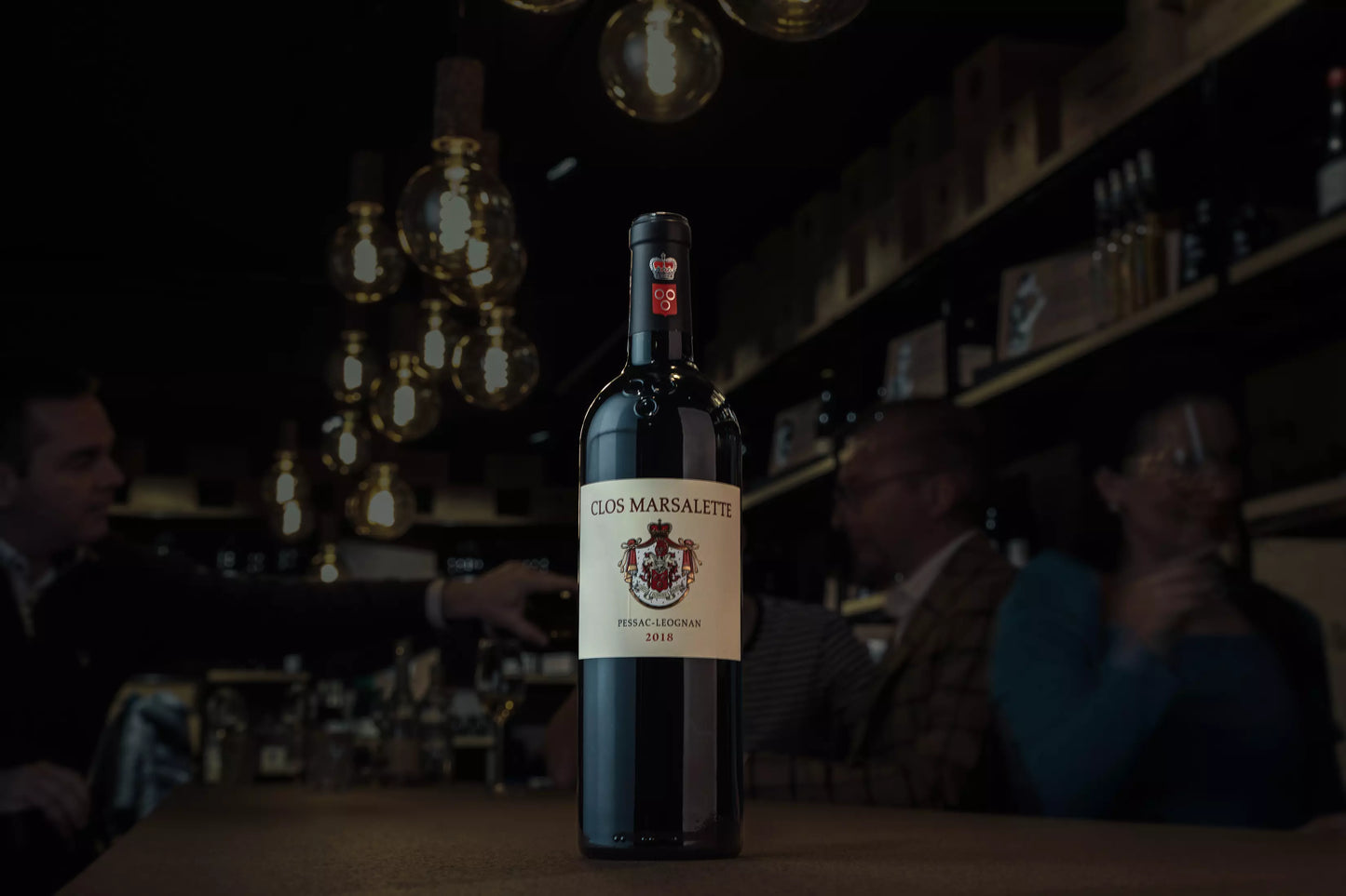 Clos Marsalette rouge von Stephan von Neipperg auf dem Tisch in der dunklen Vinothek Hauser.