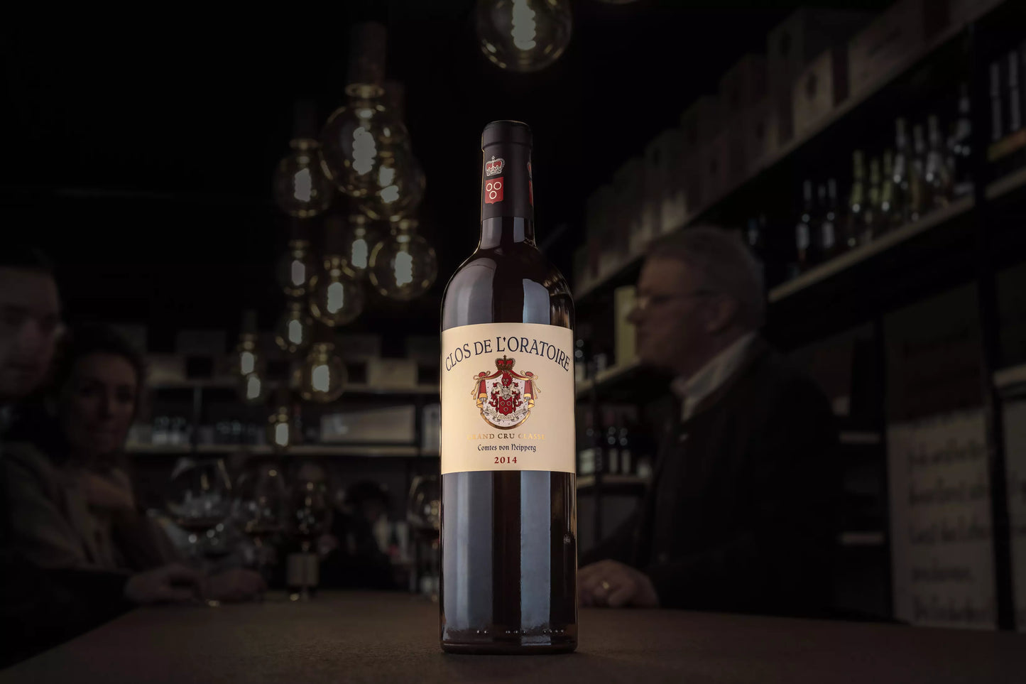 Clos de l'Oratoire auf dem Tisch in der dunklen Vinothek Hauser.