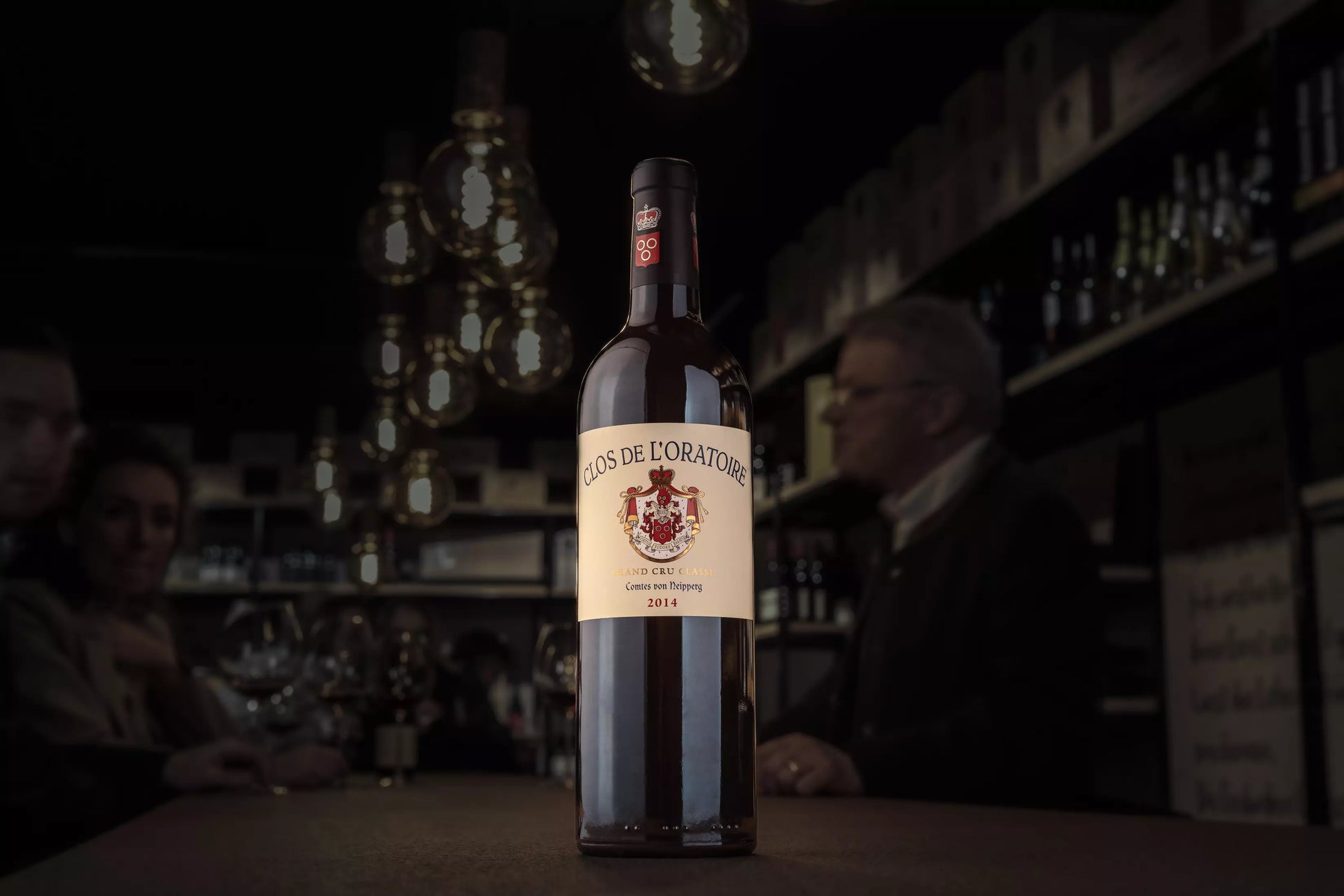 Clos de l'Oratoire auf dem Tisch in der dunklen Vinothek Hauser.