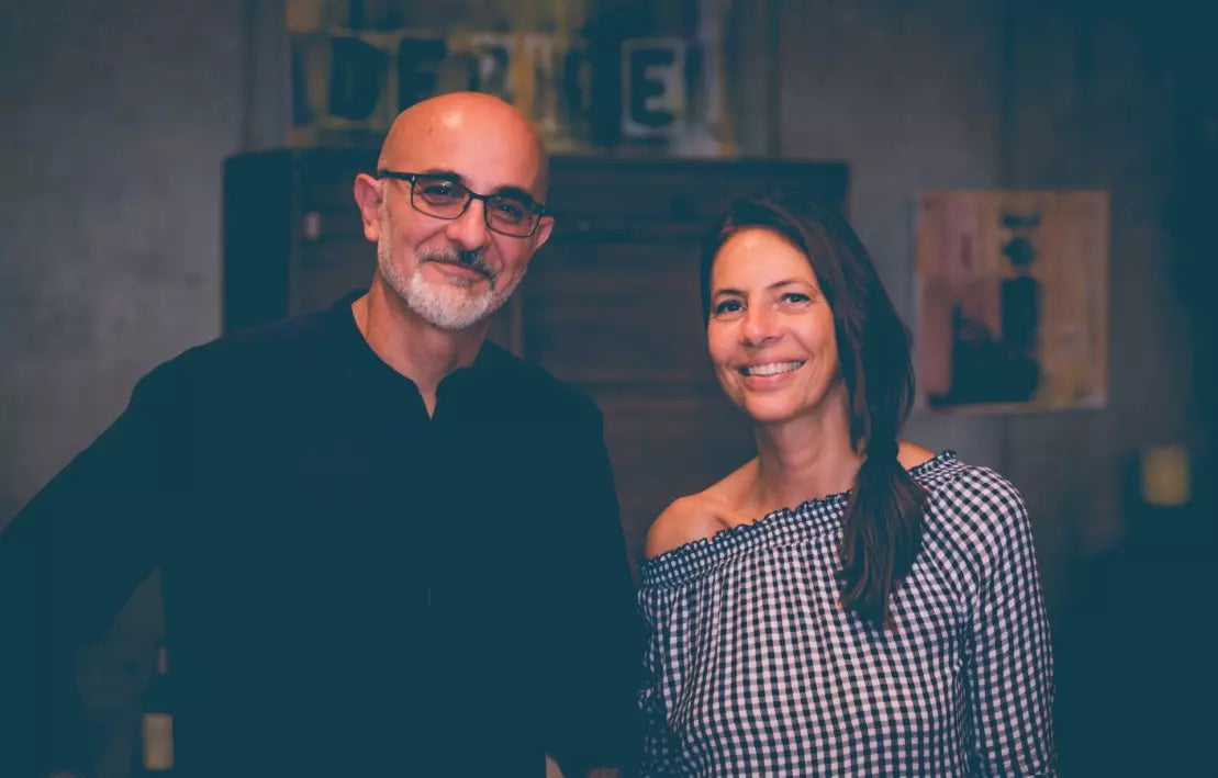 Portrait von Patrizia und Giuliano Cormano im Weinkeller.