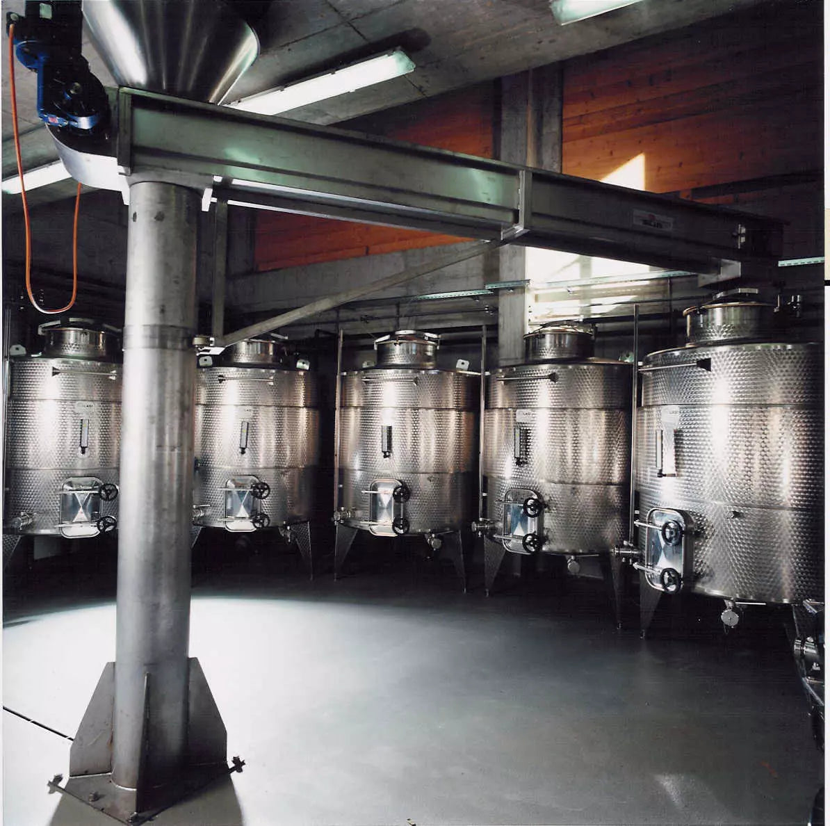 Stahltanks im Keller von Cormano Vini im Tessin.