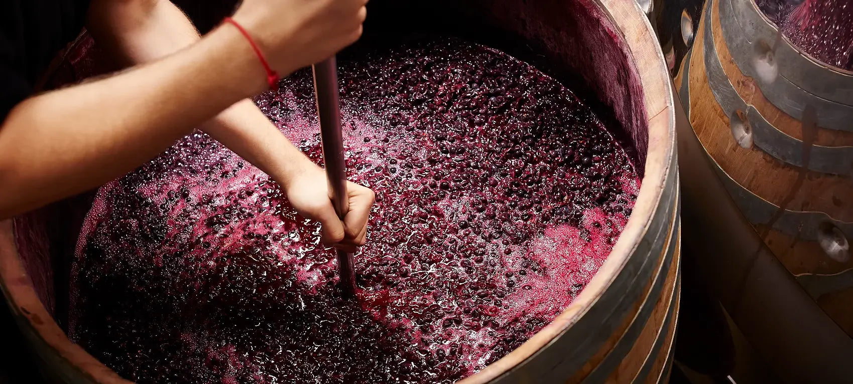 Maische in offenem Holzbottich bei der Vinifikation bei Cormano Vini