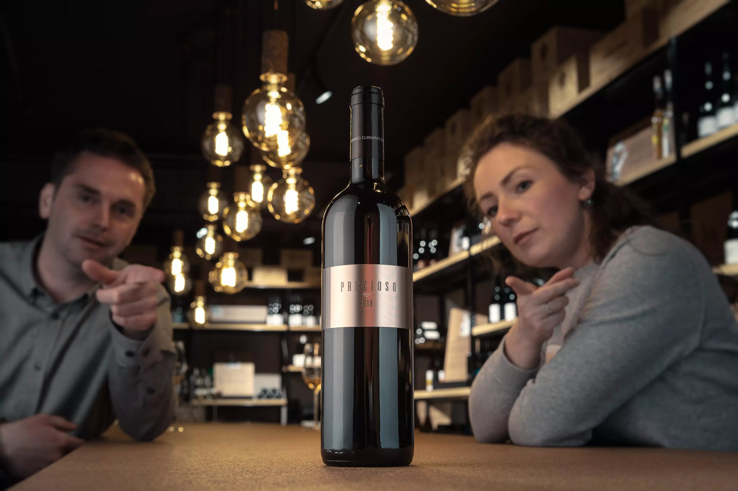 Flasche Prezioso Rosso del Ticino von Cormano Vini auf dem Tisch in der Vinothek Hauser.