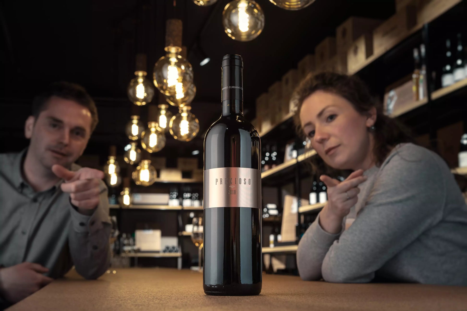 Flasche Prezioso Rosso del Ticino von Cormano Vini auf dem Tisch in der Vinothek Hauser.