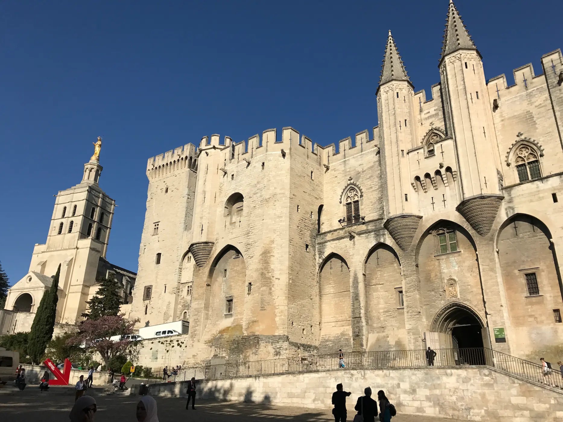 Eingang des Palais des Papes in Avignon im südlichen Côtes du Rhône.