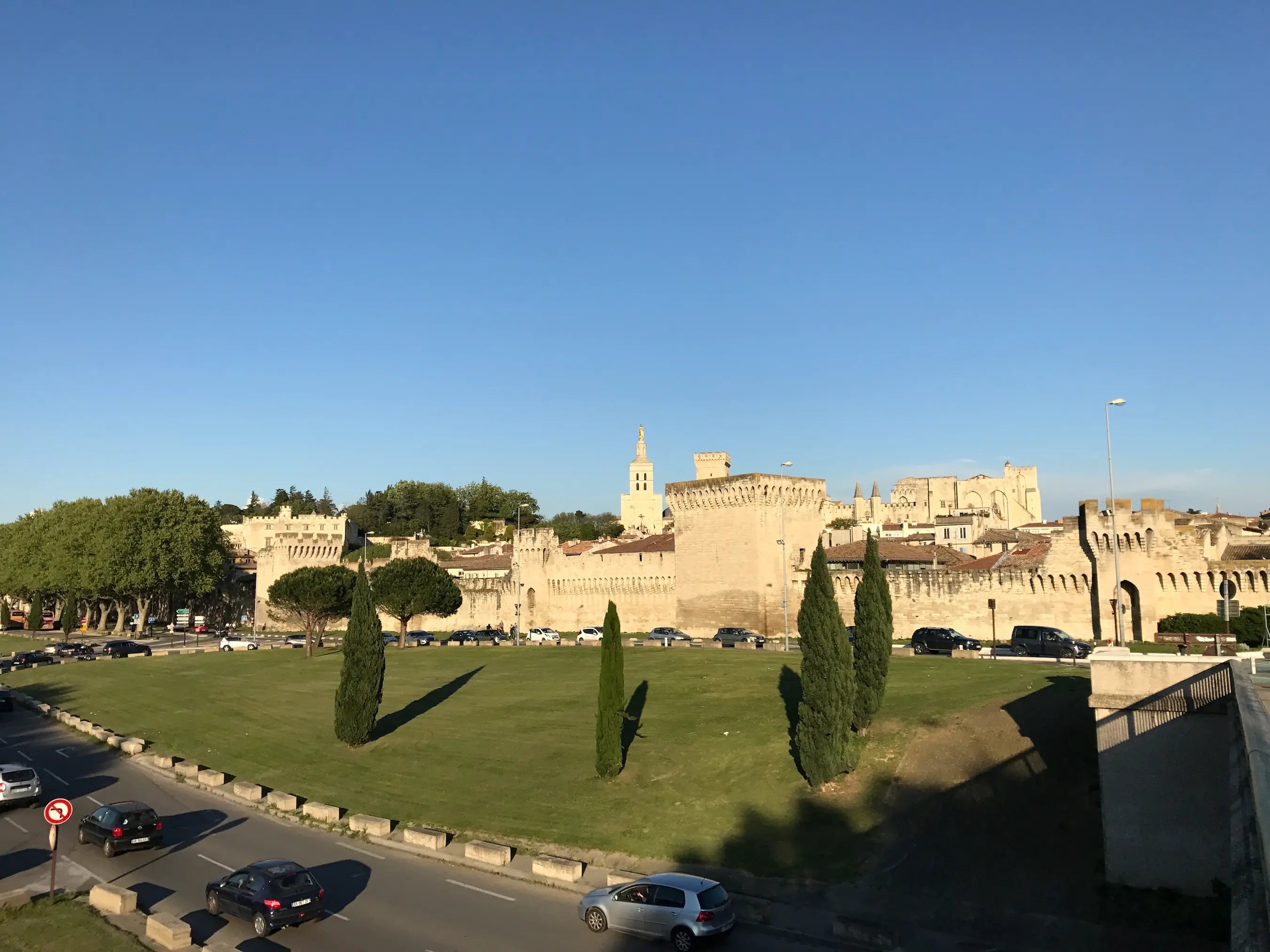 Blick auf des Palais des Papes in Avignon im südlichen Côtes du Rhône mit einem Park im Vordergrund.