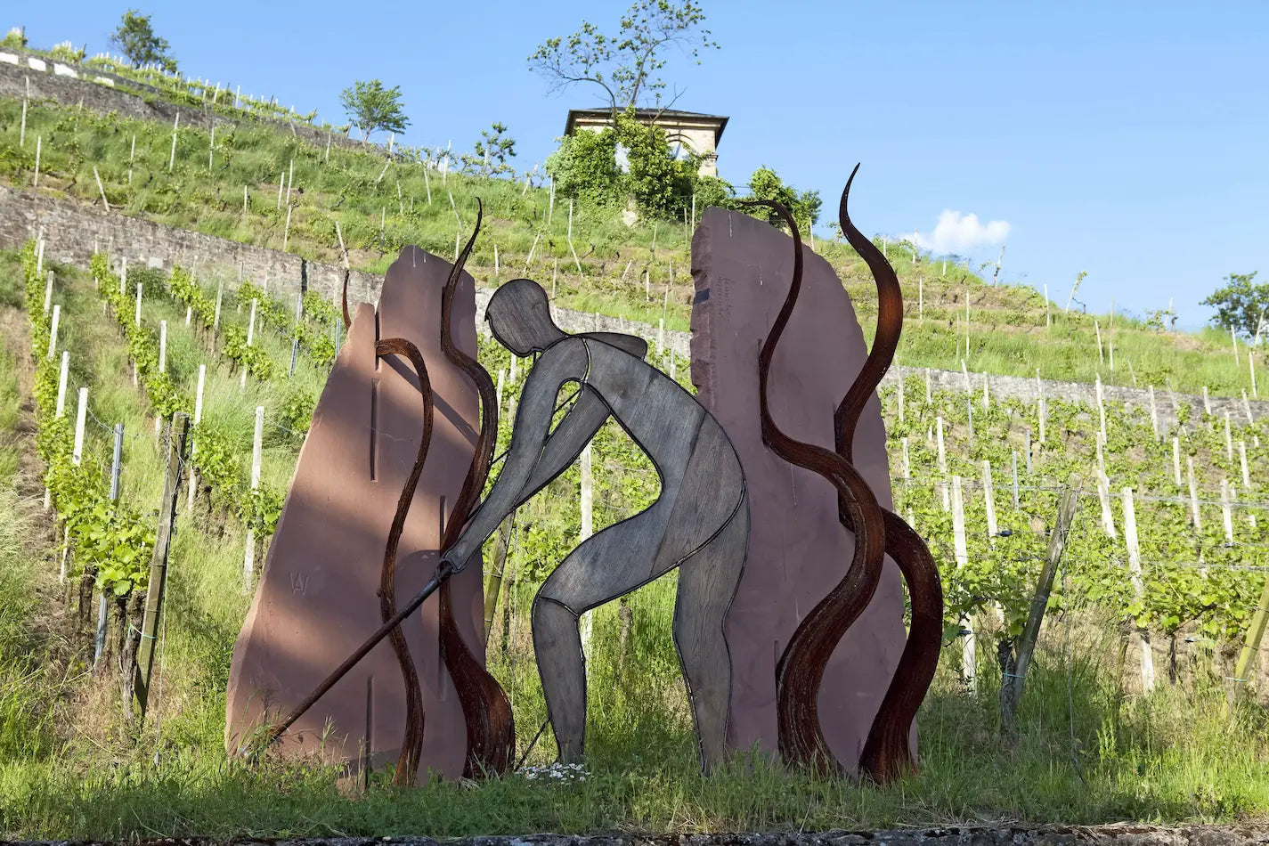Kunst und Skulpturen in den Rebbergen der Hessischen Bergstrasse mit Weinbergen im Hintergrund.