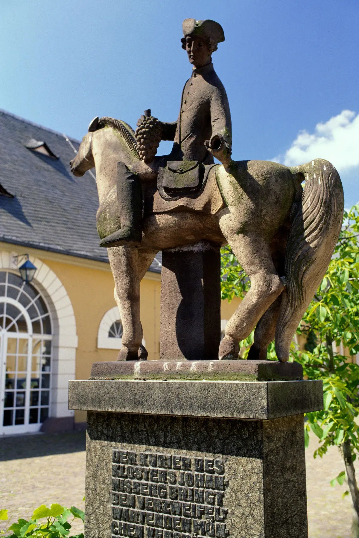 Nahaufnahme vom Spätlese-Reiter auf Schloss Johannisberg im Rheingau.