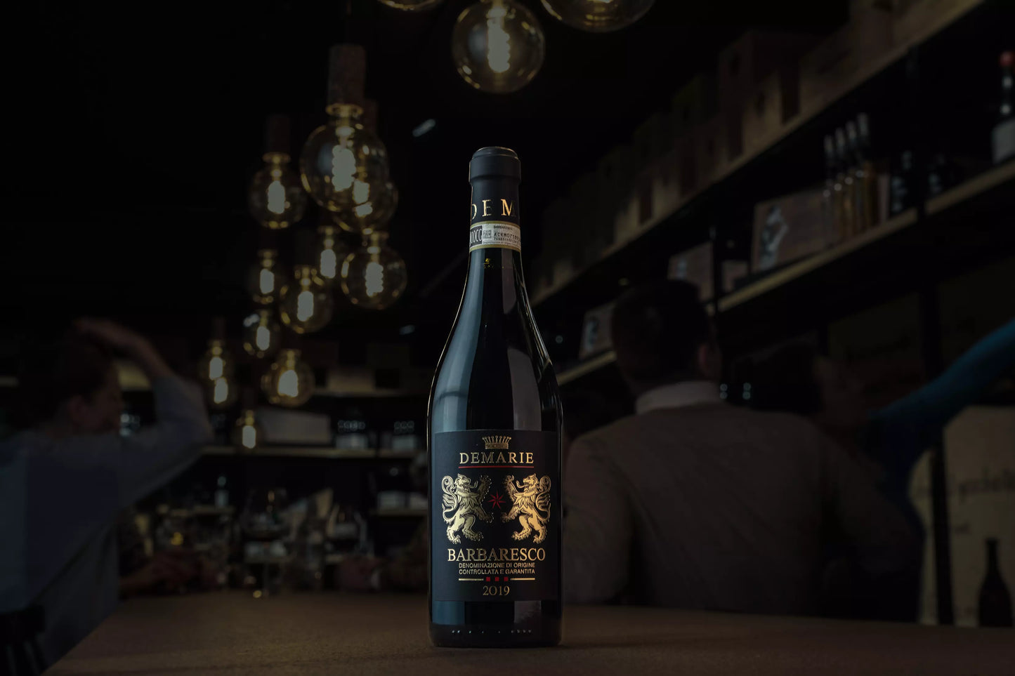 Barbaresco von Demarie in der dunklen Vinothek Hauser auf dem Tisch präsentiert.