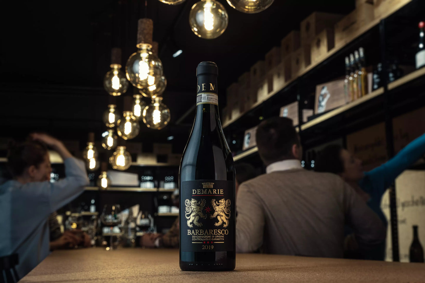 Barbaresco DOCG von Demarie auf dem Tisch in der Vinothek Hauser.