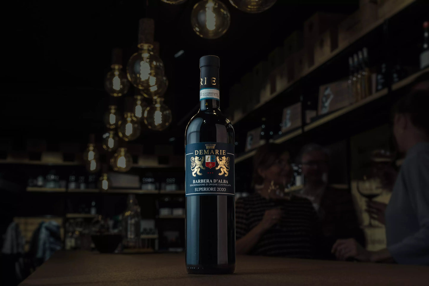 Barbera d'Alba von Demarie auf dem Tisch in der dunklen Vinothek Hauser.