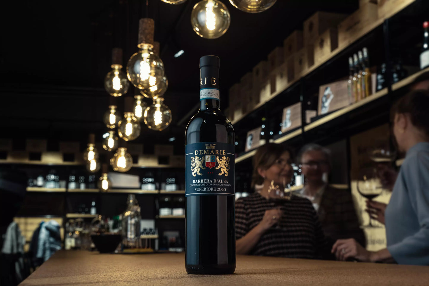 Barbera d'Alba DOCG von Demarie auf dem Tisch in der Vinothek Hauser.