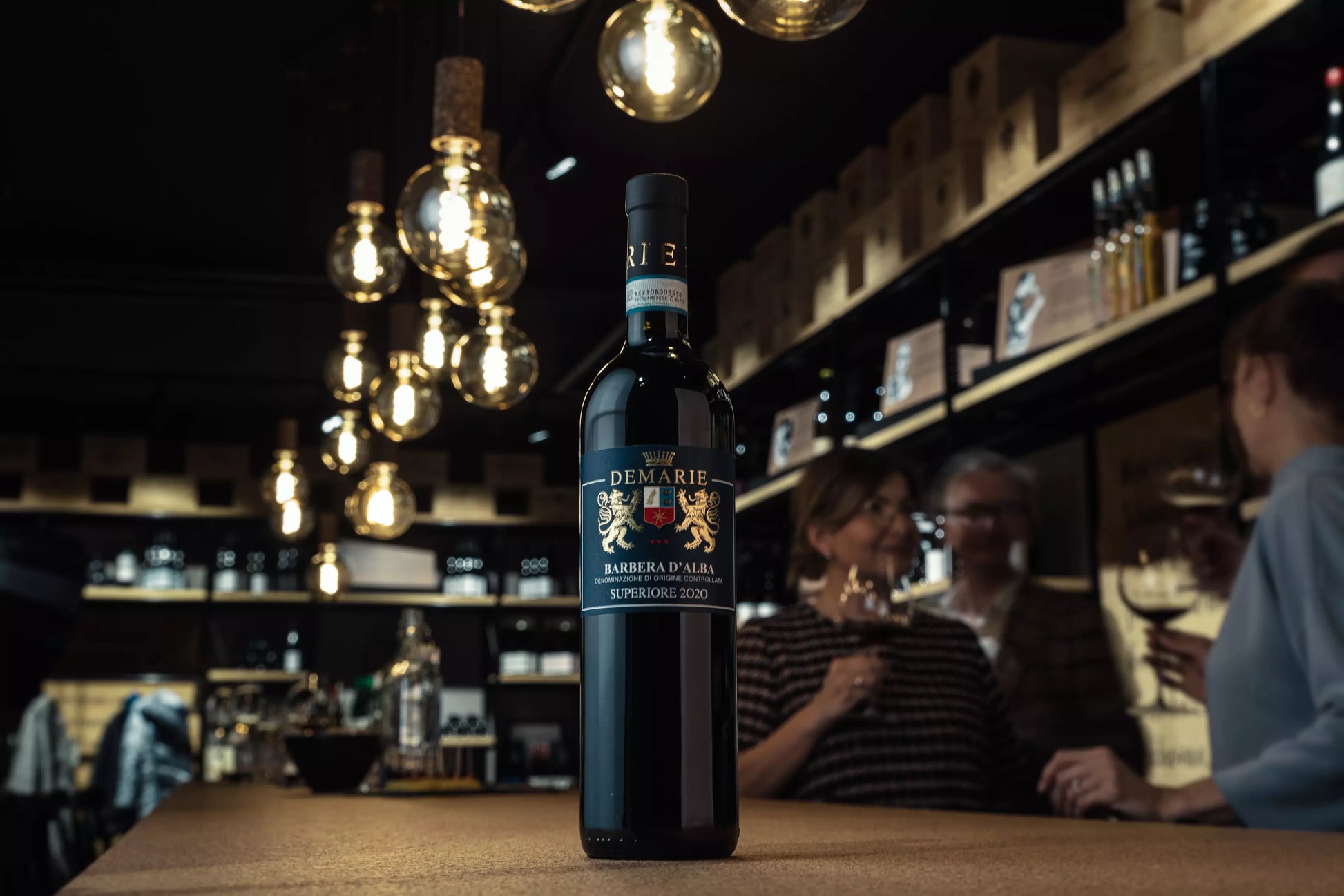 Barbera d'Alba DOCG von Demarie auf dem Tisch in der Vinothek Hauser.