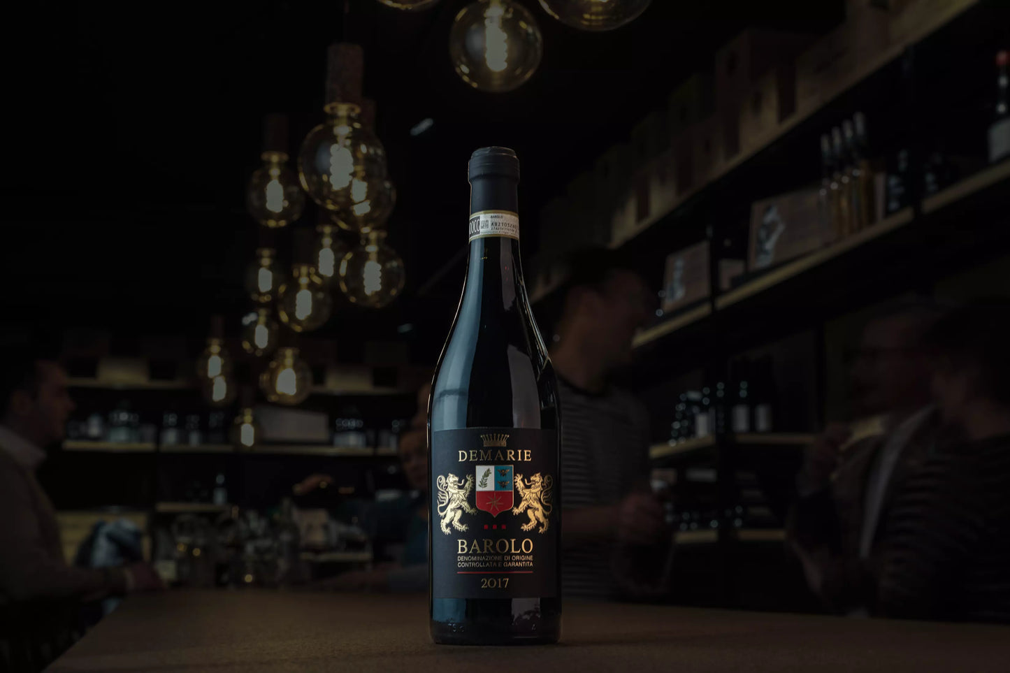 Barolo von Demarie auf dem Tisch in der dunklen Vinothek Hauser im Fokus.