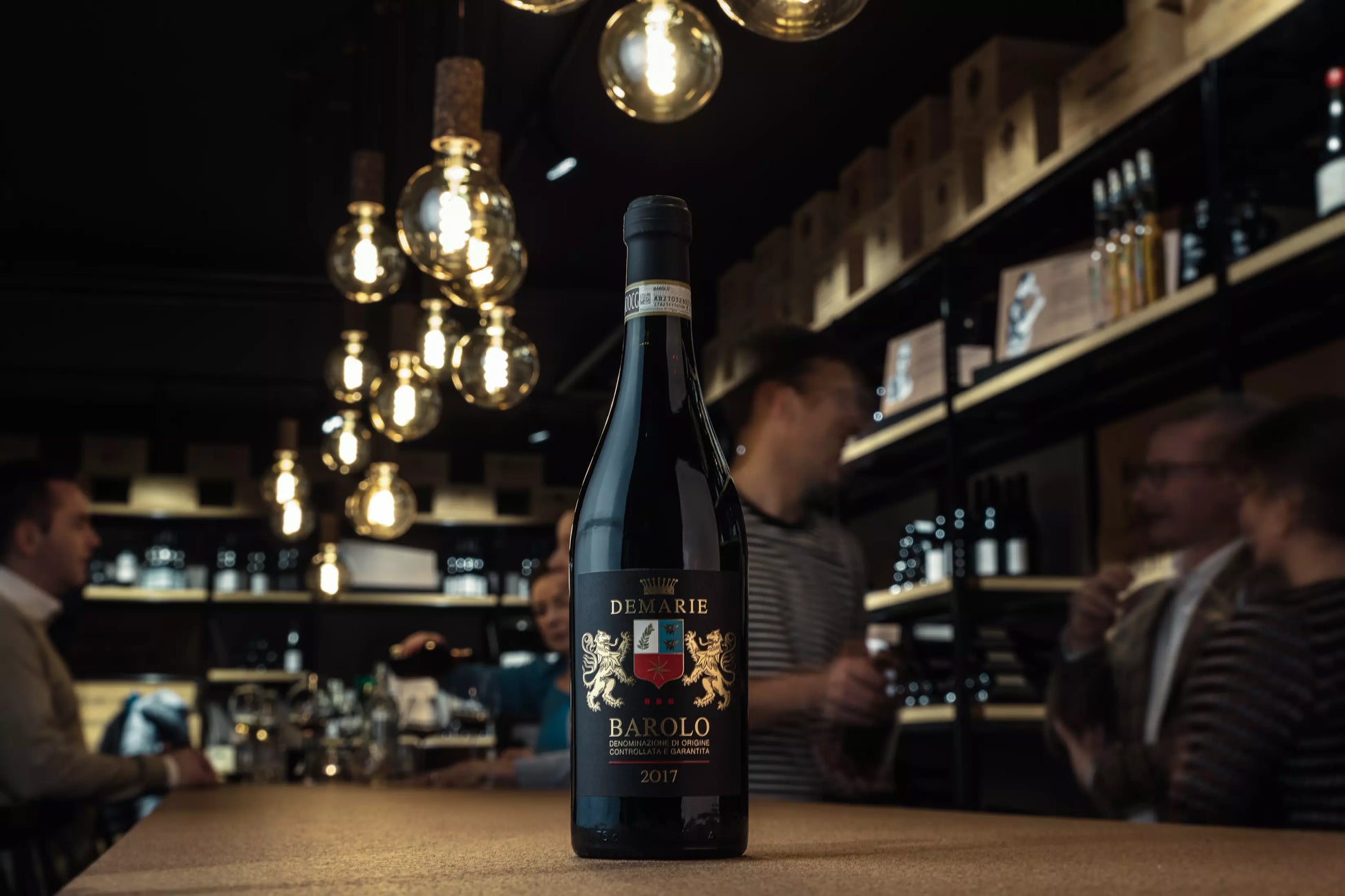 Barolo von Demarie auf dem Tisch in der Vinothek Hauser.