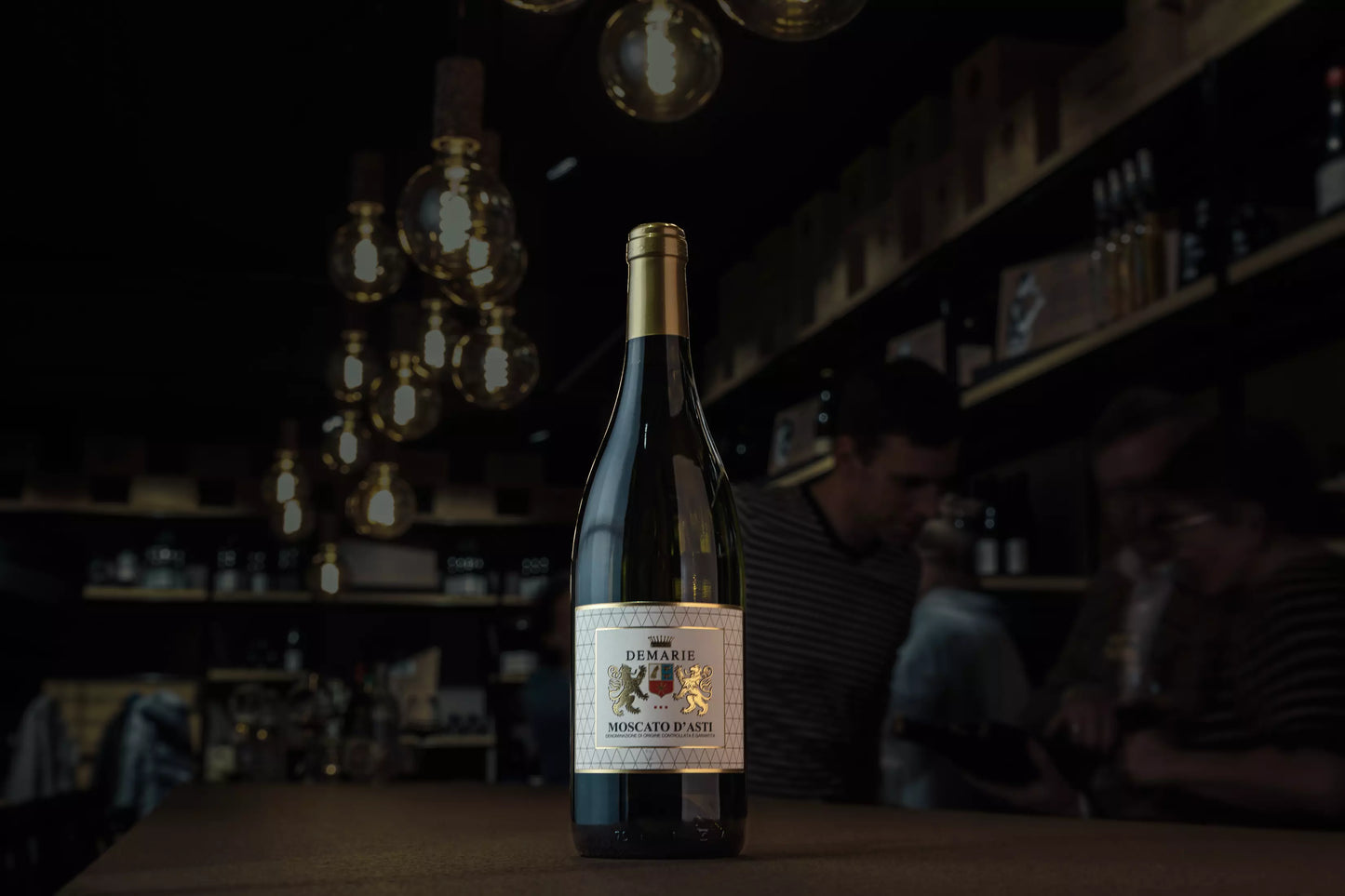 Moscato d'Asti von Demarie auf dem Tisch in der dunklen Vinothek Hauser.