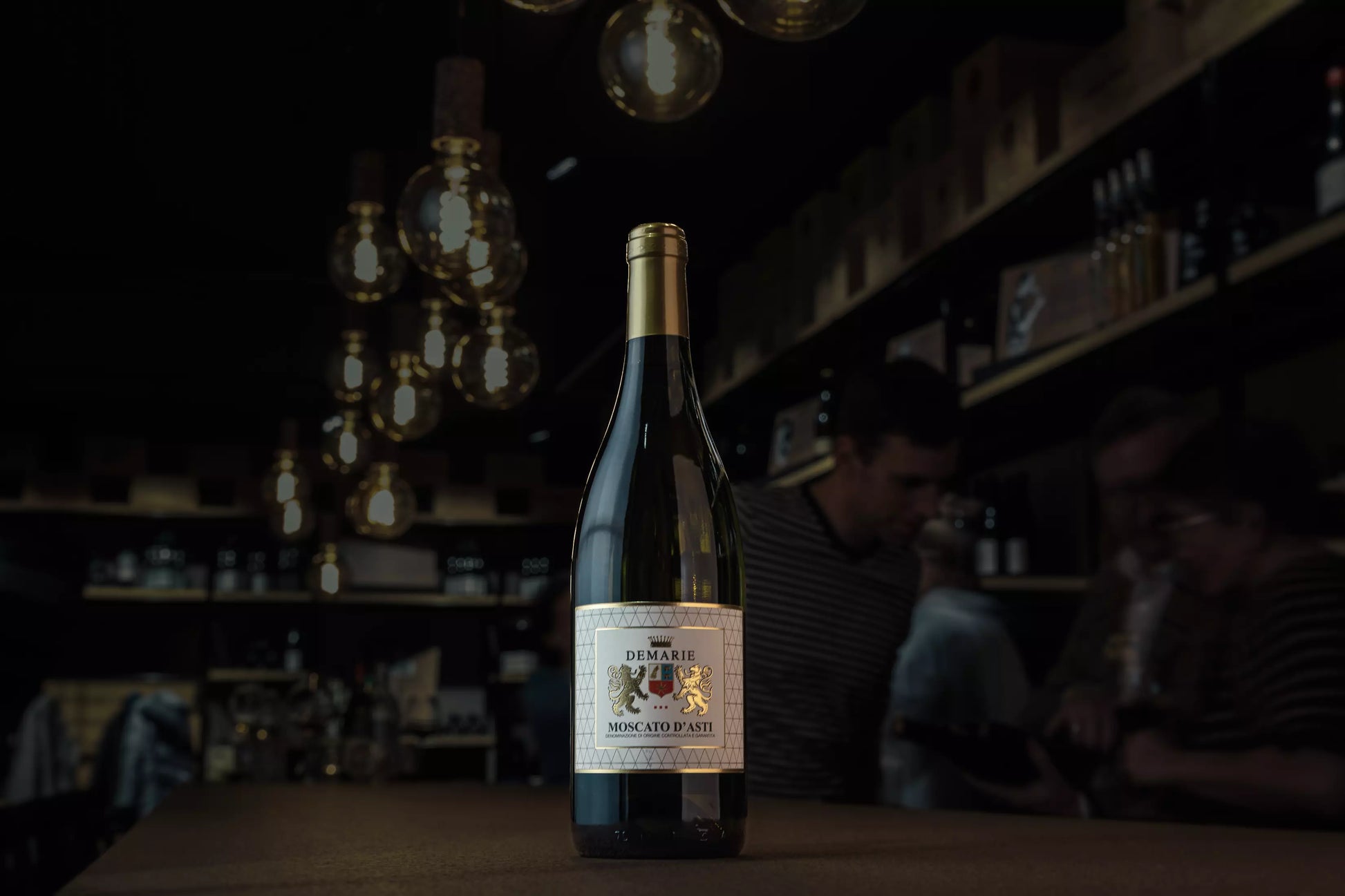Moscato d'Asti von Demarie auf dem Tisch in der dunklen Vinothek Hauser.
