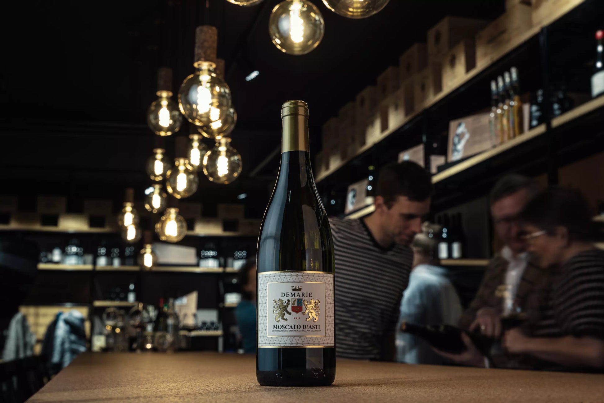 Moscato d'Asti von Demarie auf dem Tisch in der Vinothek Hauser.