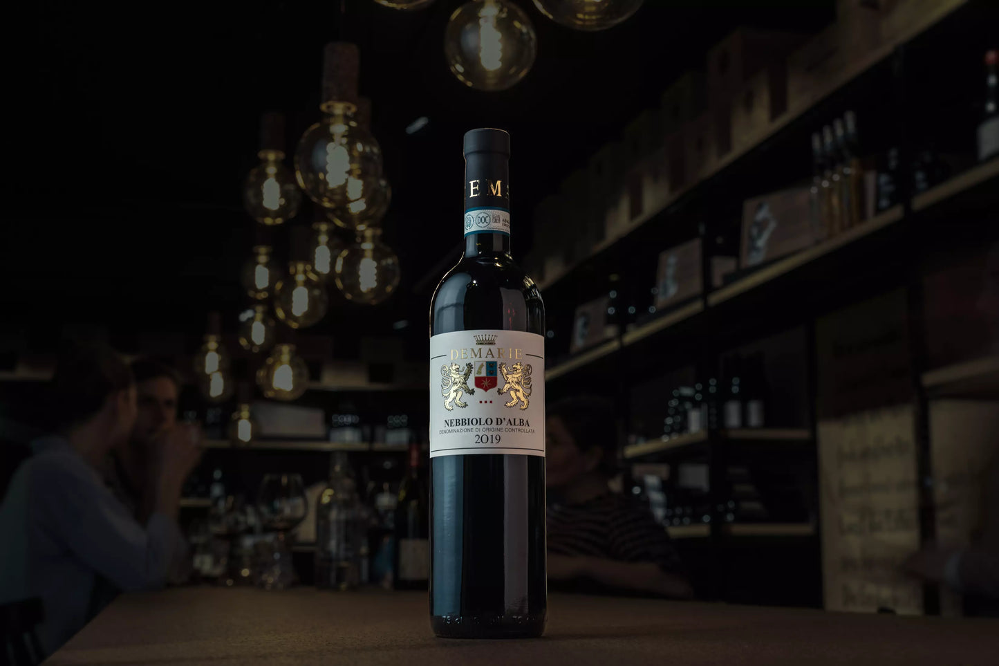 Nebbiolo d'Alba von Demarie auf dem Tisch in der dunklen Vinothek Hauser.