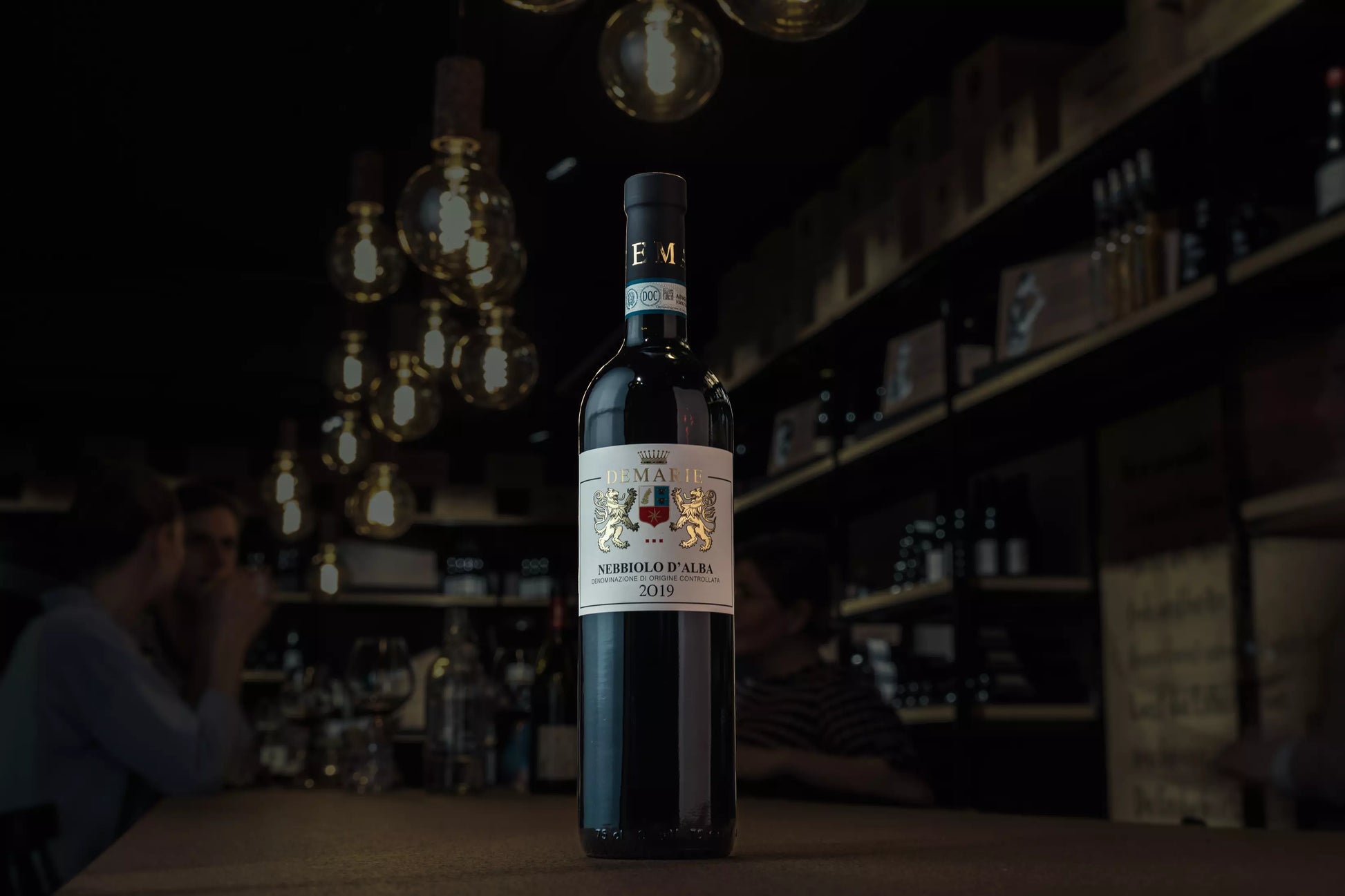 Nebbiolo d'Alba von Demarie auf dem Tisch in der dunklen Vinothek Hauser.