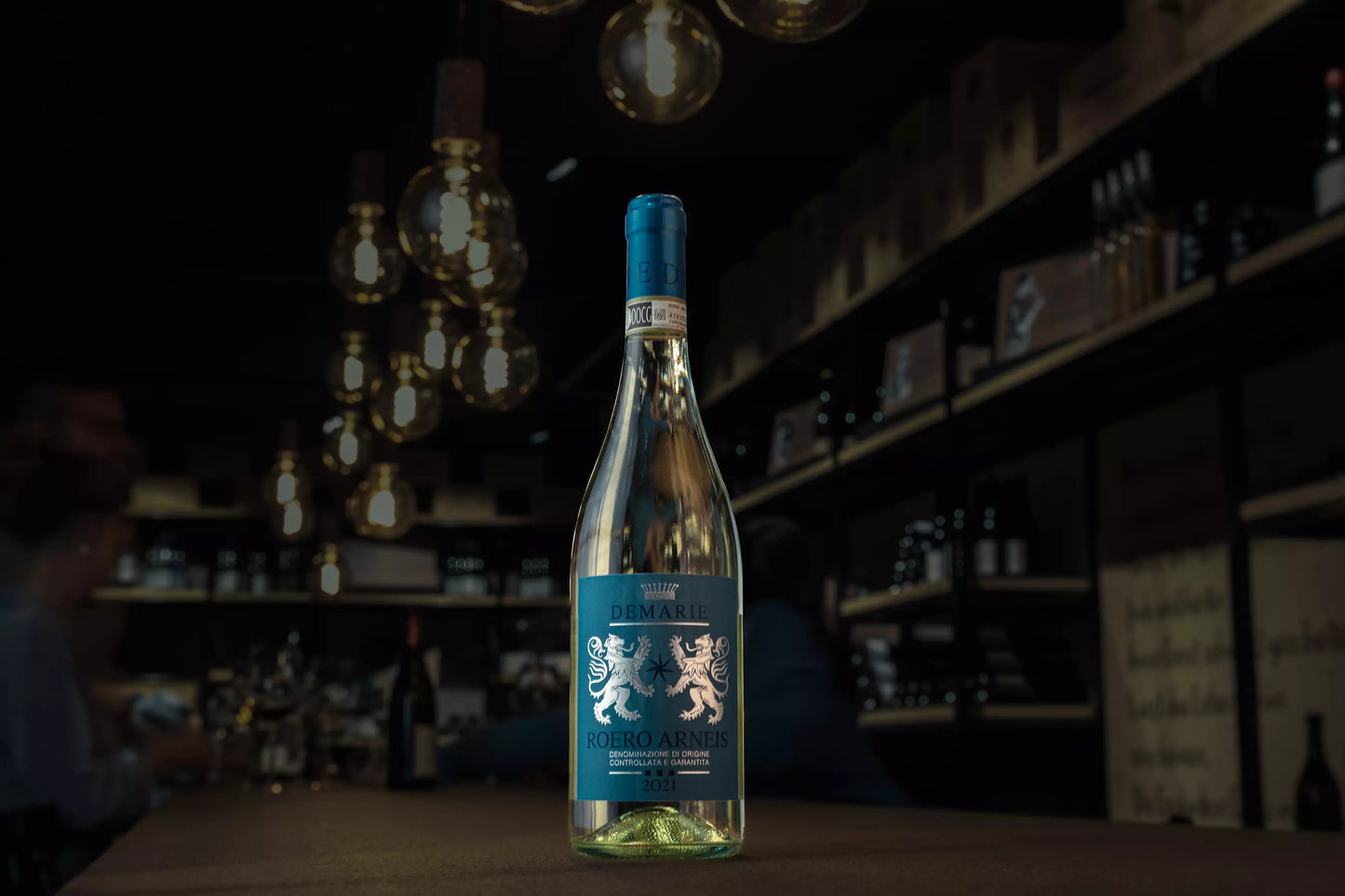 Roero Arneis von Demarie auf dem Tisch in der dunklen Vinothek Hauser im Fokus.