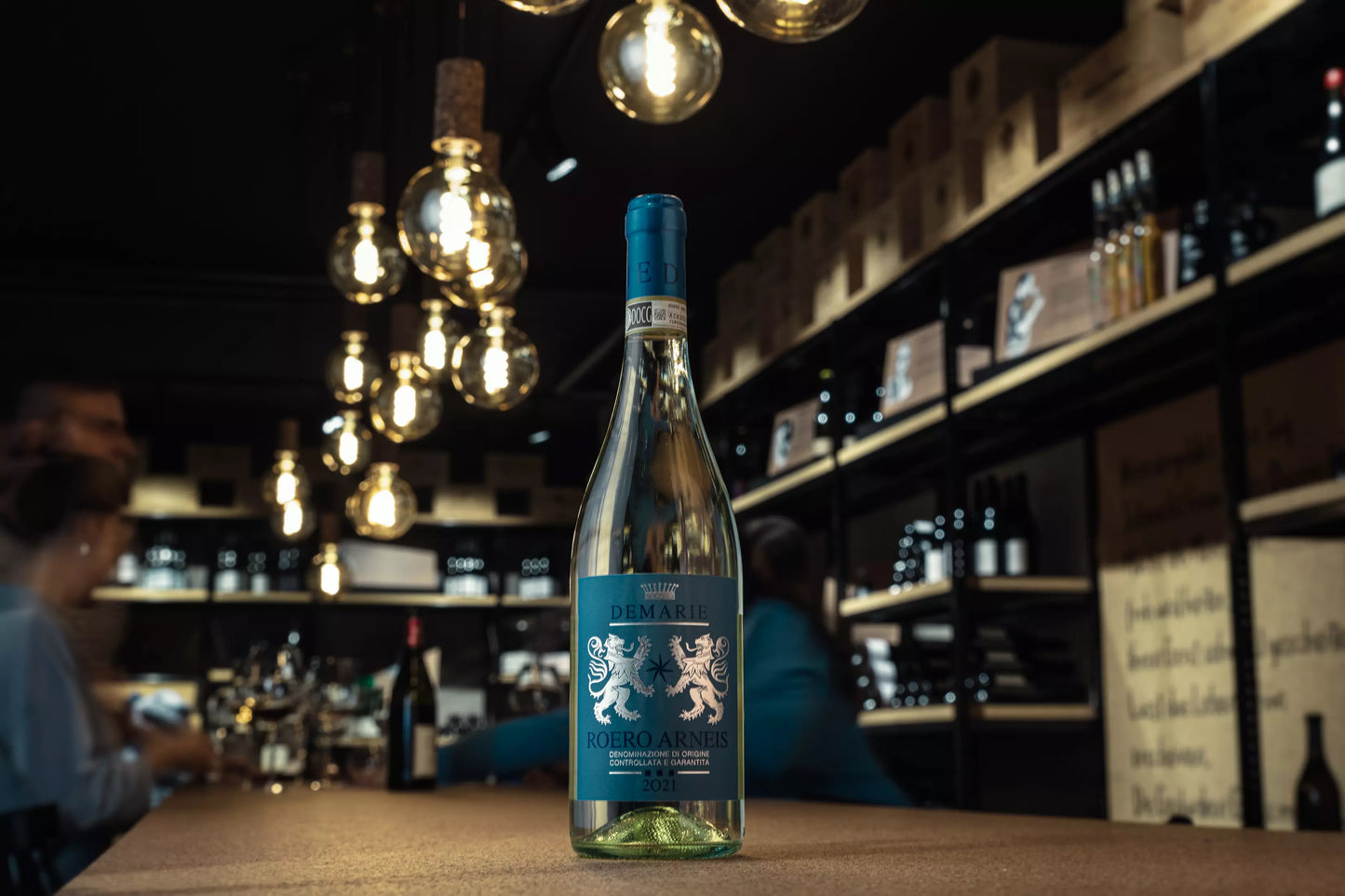 Roero Arneis von Demarie auf dem Tisch in der Vinothek Hauser.