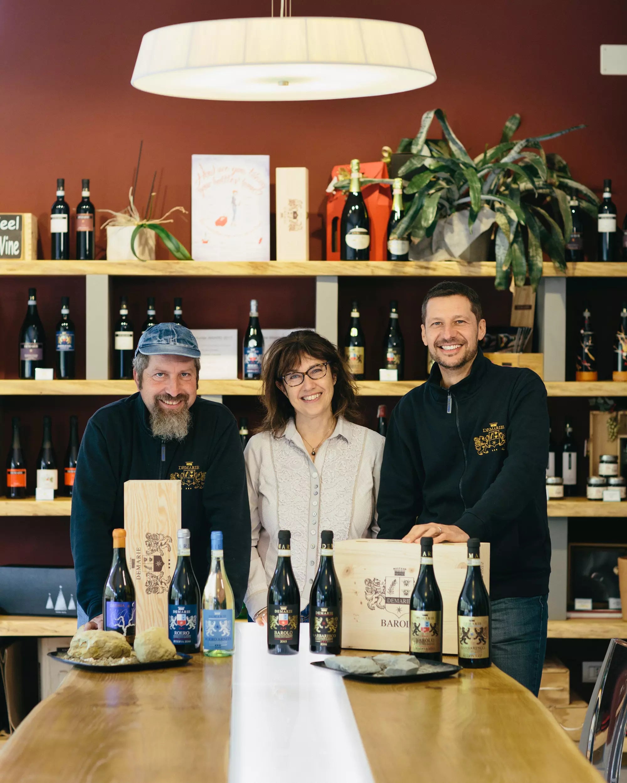 Portrait der Familie Demarie in ihrer Vinothek auf dem Weingut im Roero-Gebiet.