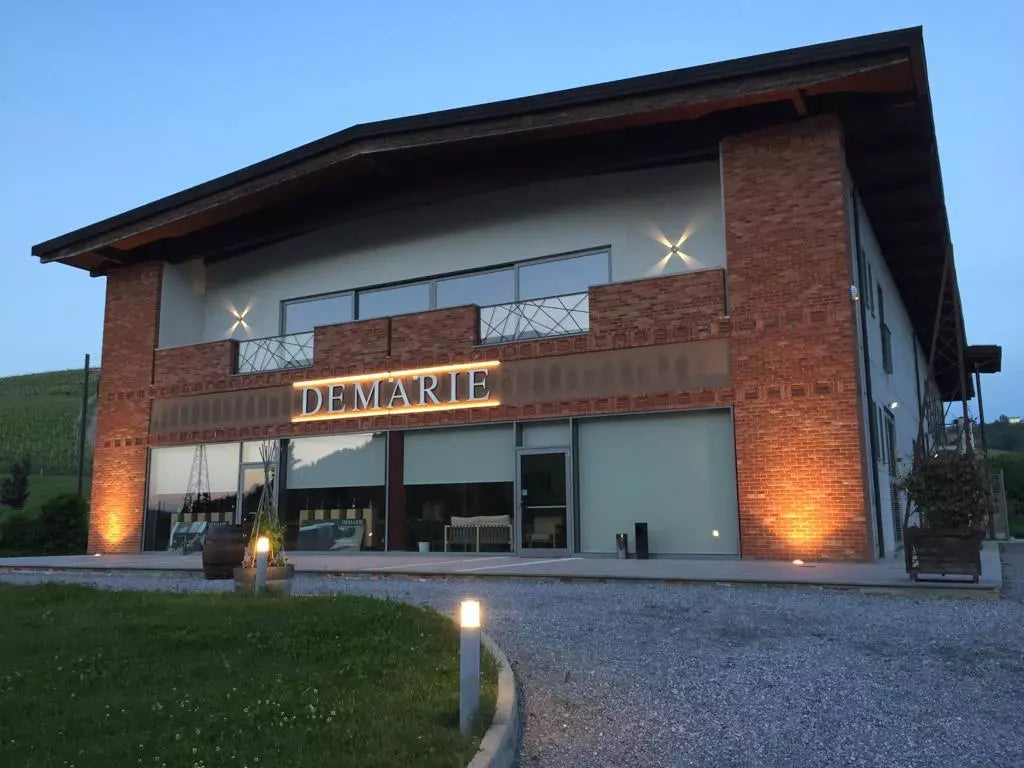 Keller von Demarie im Piemont von aussen am Abend.