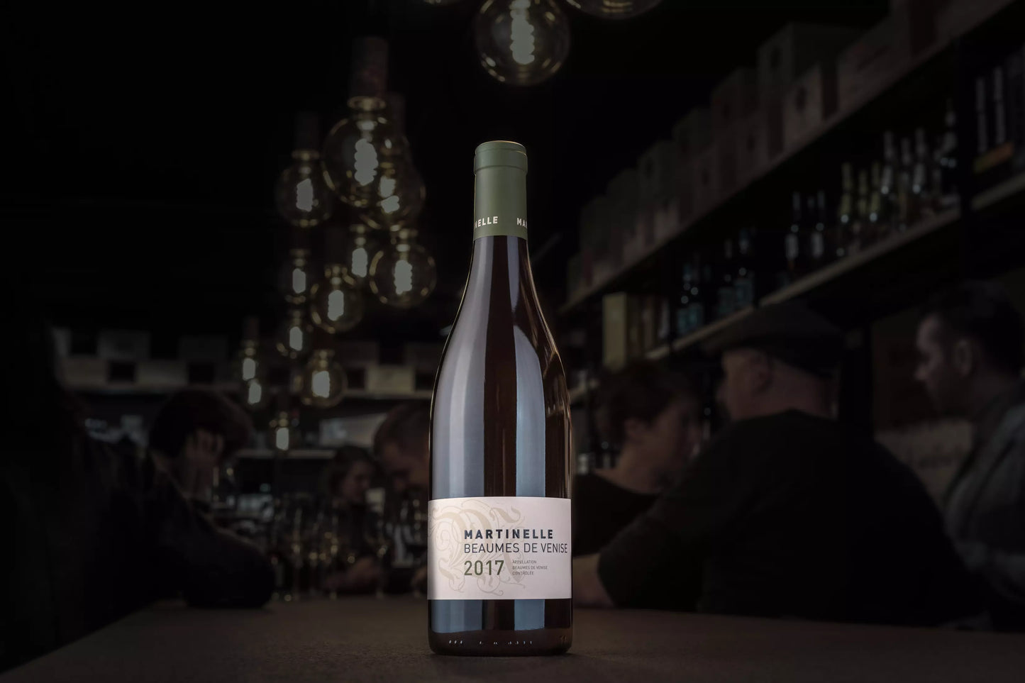 Beaumes de Venise von der Domaine Martinelle in der dunklen Vinothek Hauser präsentiert auf dem Tisch.