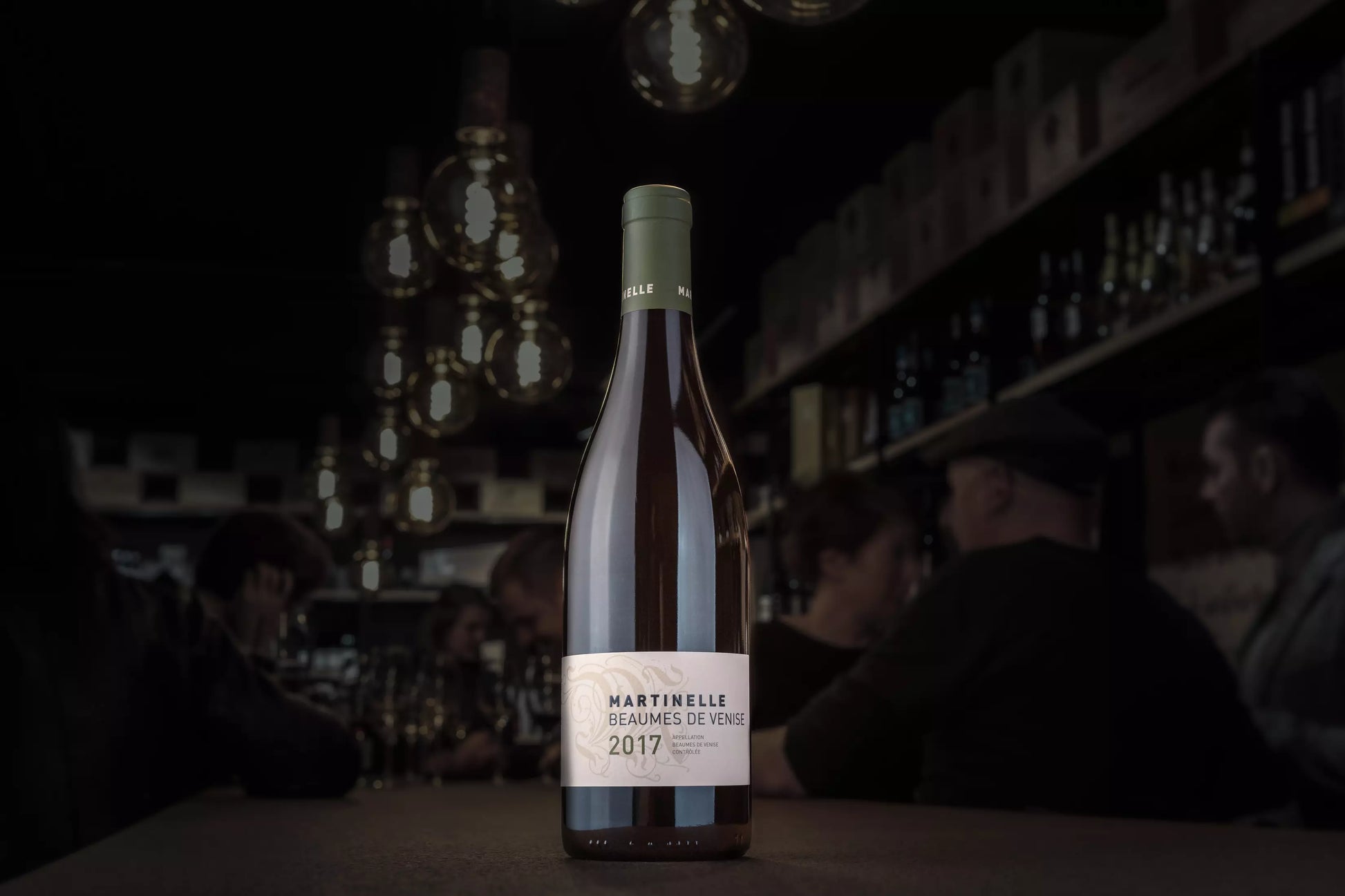 Beaumes de Venise von der Domaine Martinelle in der dunklen Vinothek Hauser präsentiert auf dem Tisch.