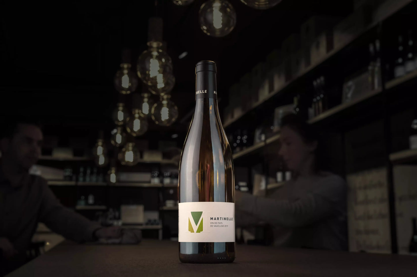 Martinelle Blanc von der Domaine Martinelle auf dem Tisch in der dunklen Vinothek Hauser.