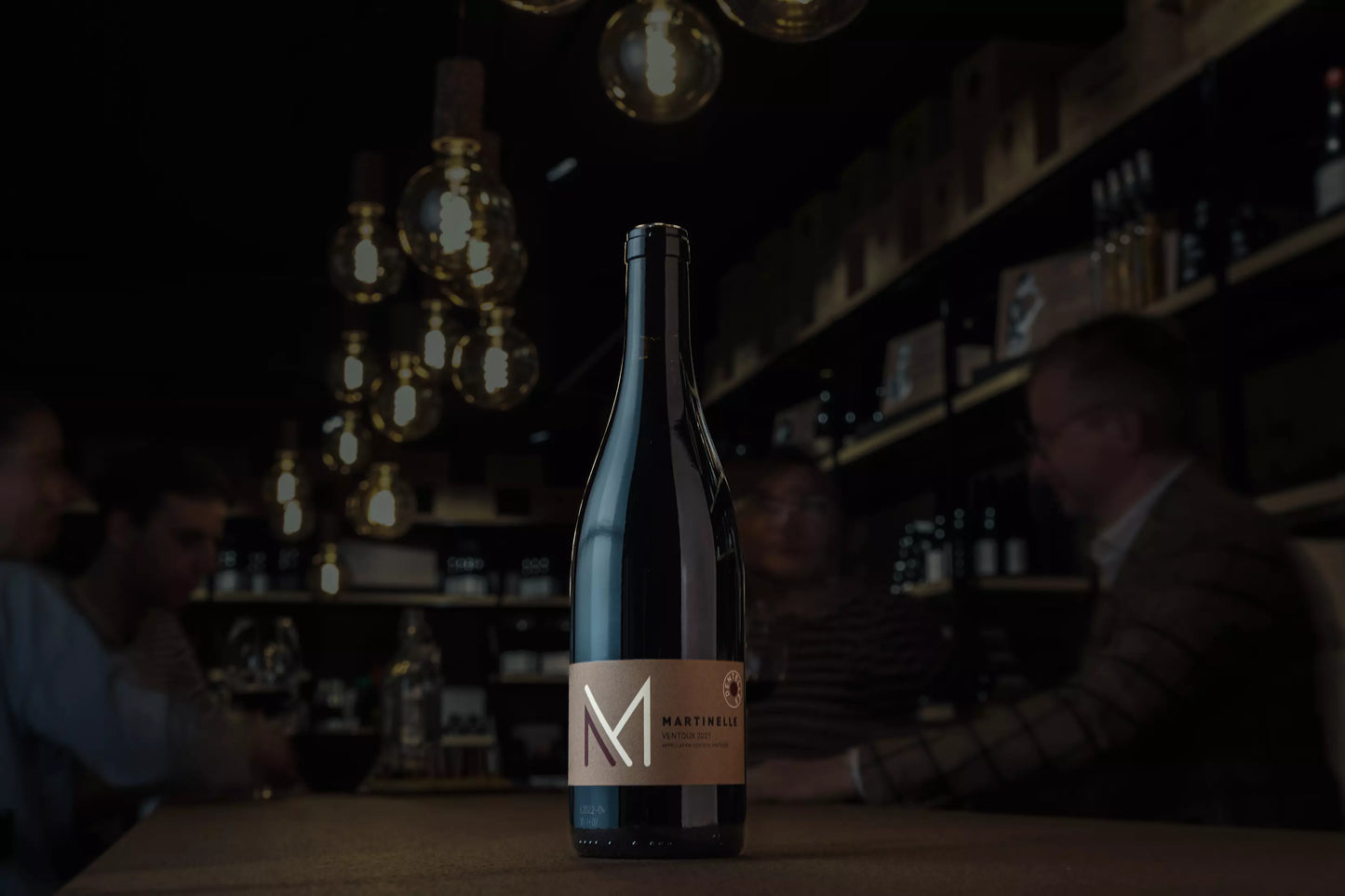 Dentelle von der Domaine Martinelle auf dem Tisch in der Vinothek Hauser.