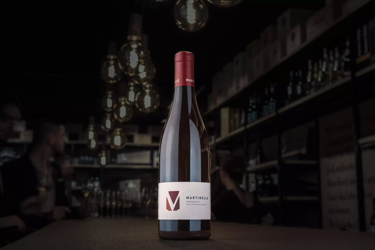 Ventoux von der Domaine Martinelle auf dem Tisch in der dunklen Vinothek.